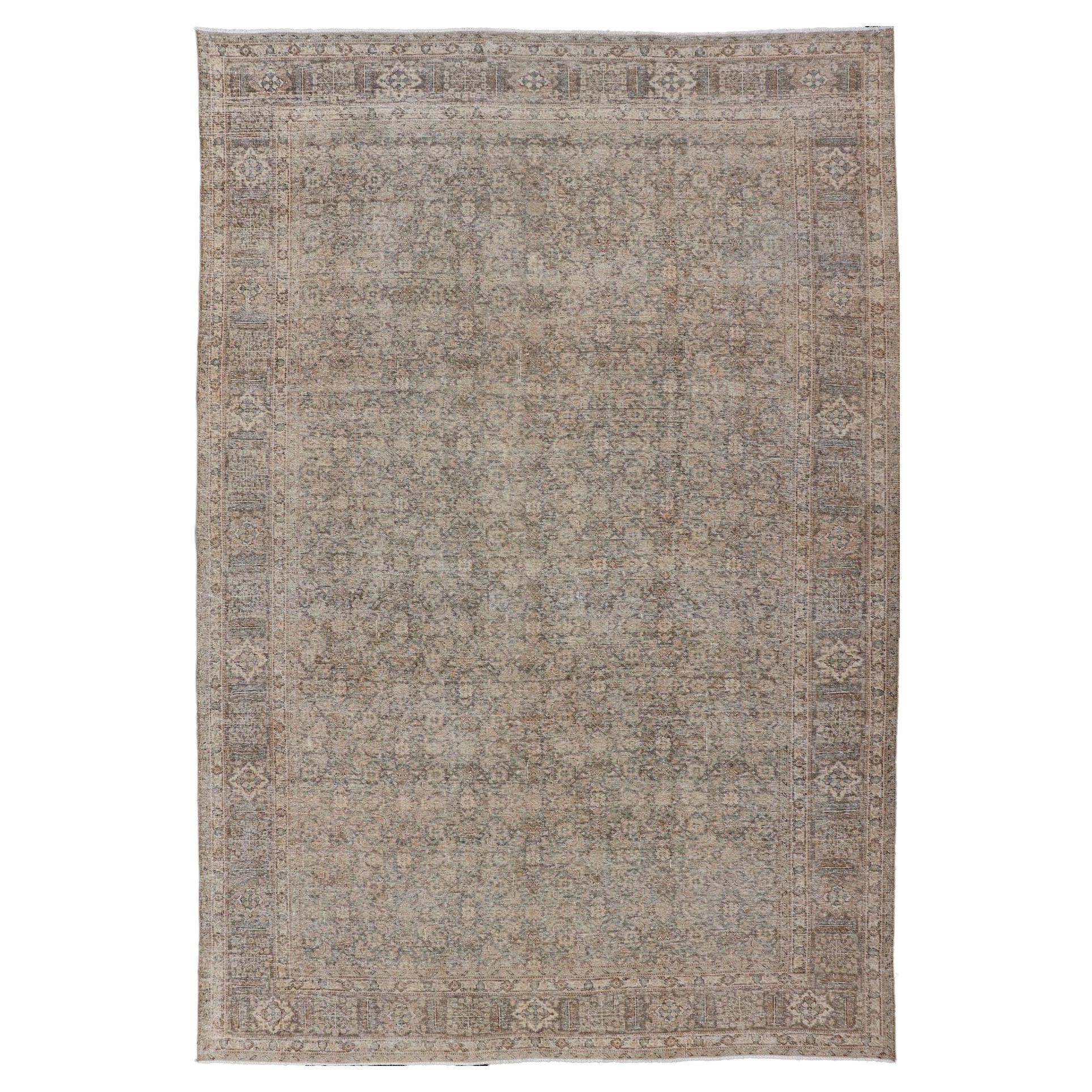 Vert clair, brun et brun clair  Tapis persan ancien de Tabriz au motif Herati