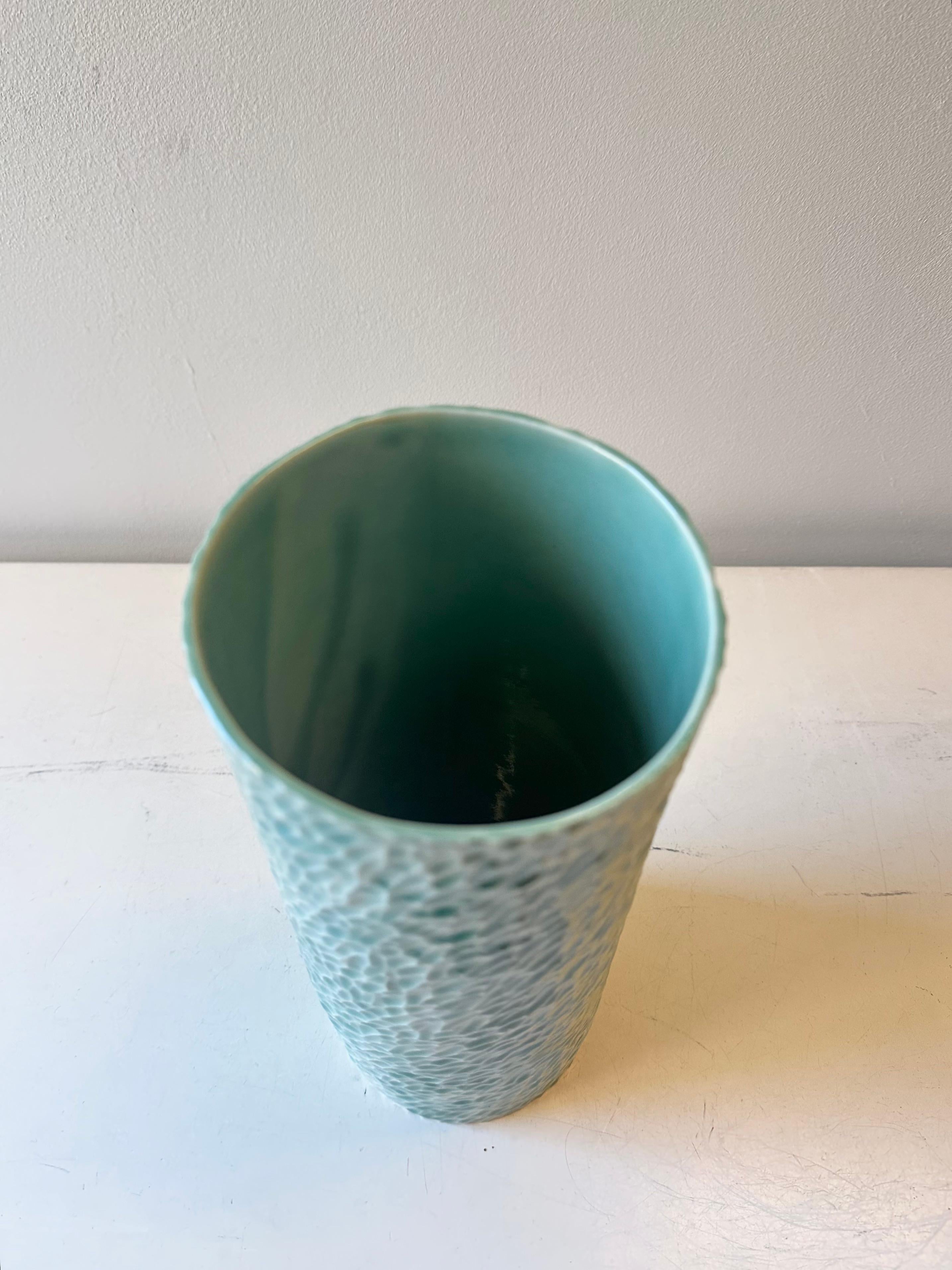 Großes Gefäß aus geschnitztem Porzellan, hellgrün im Zustand „Neu“ im Angebot in New York City, NY