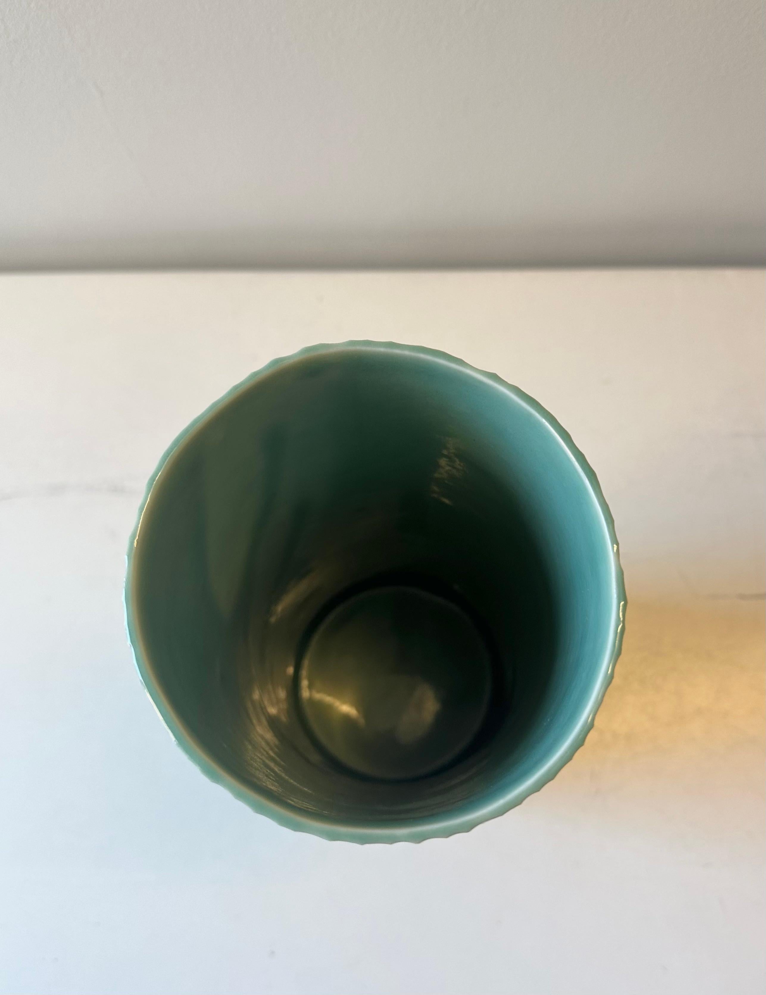 Großes Gefäß aus geschnitztem Porzellan, hellgrün (21. Jahrhundert und zeitgenössisch) im Angebot