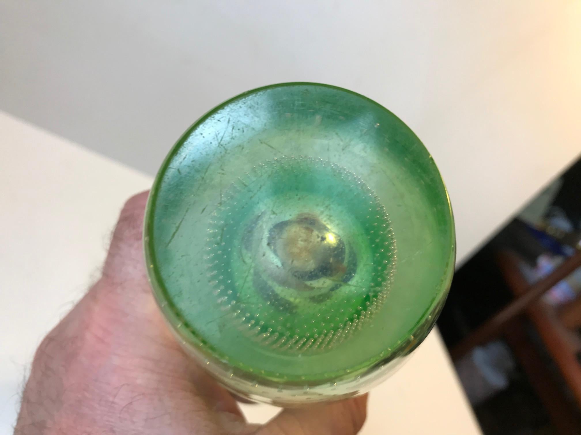 Vase en verre de canard vert clair avec bulles d'air par Per Ltken, Holmegaard, années 1950 en vente 3