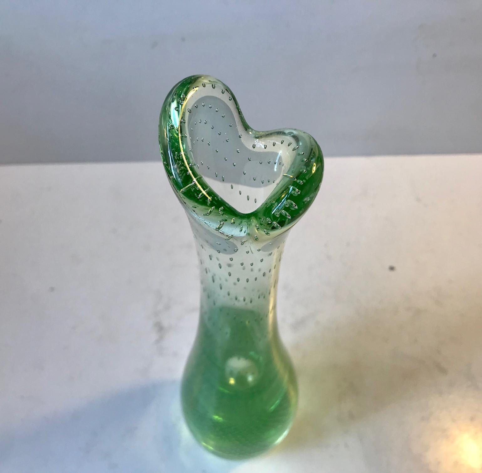 Grand vase en verre soufflé à la main, de forme organique, avec des bulles d'air contrôlées et le sommet dit 