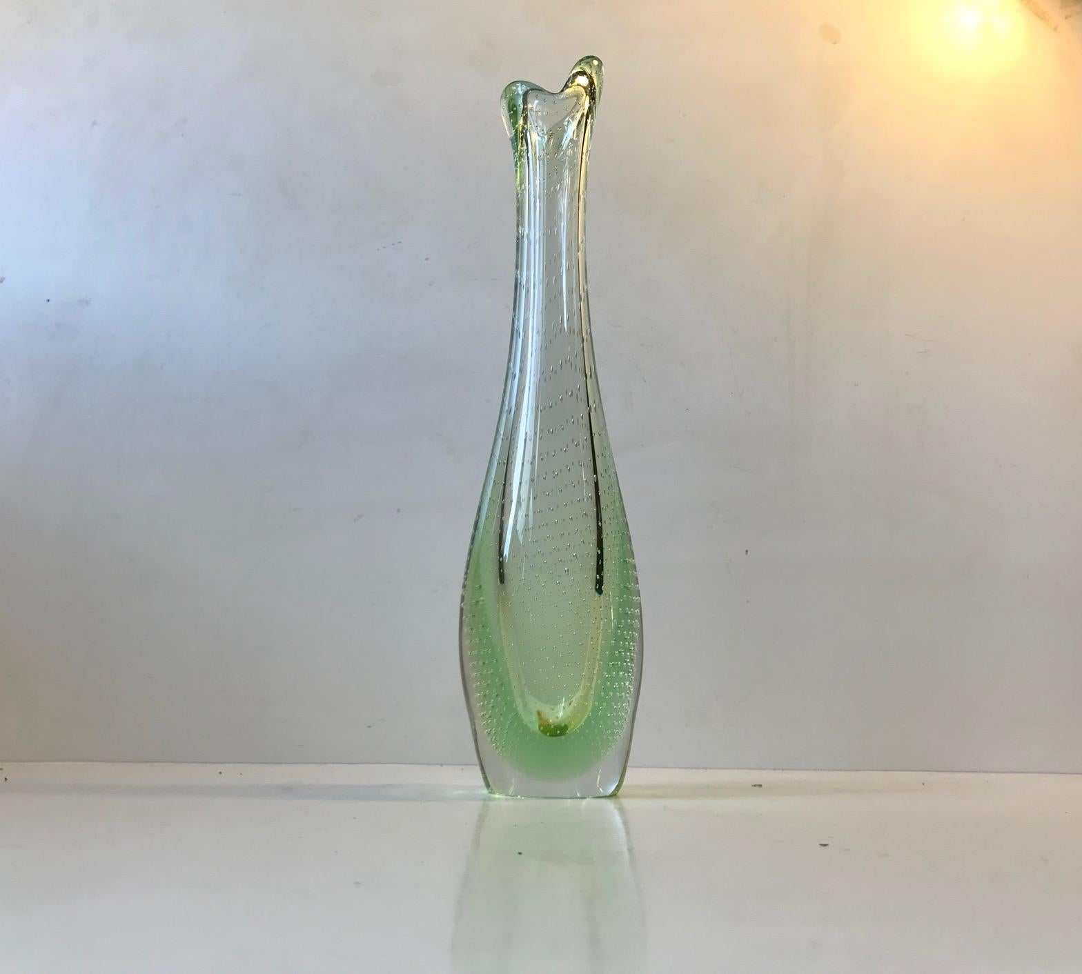 Mid-Century Modern Vase en verre de canard vert clair avec bulles d'air par Per Ltken, Holmegaard, années 1950 en vente