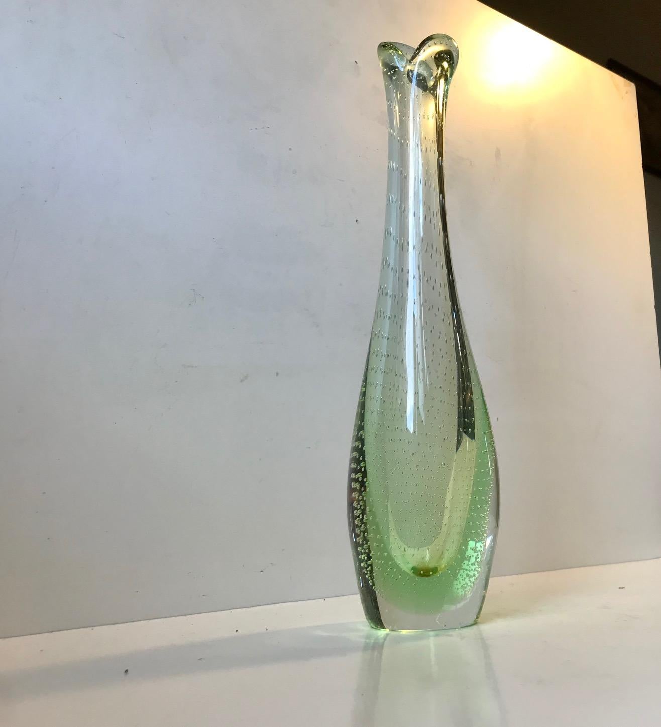 Danois Vase en verre de canard vert clair avec bulles d'air par Per Ltken, Holmegaard, années 1950 en vente