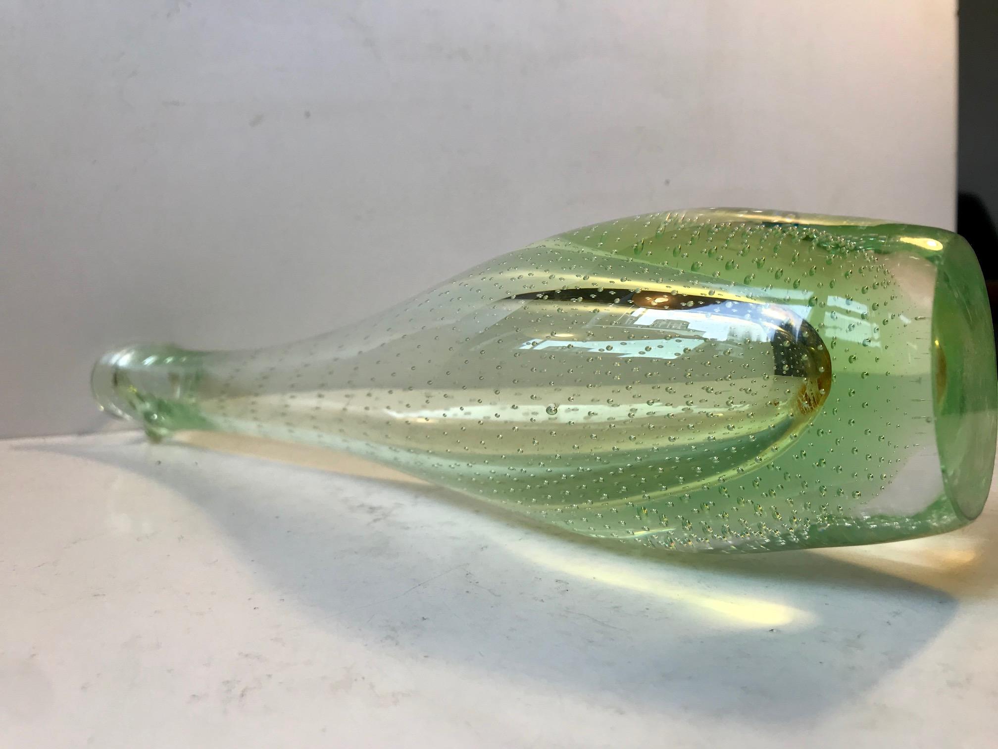 Milieu du XXe siècle Vase en verre de canard vert clair avec bulles d'air par Per Ltken, Holmegaard, années 1950 en vente