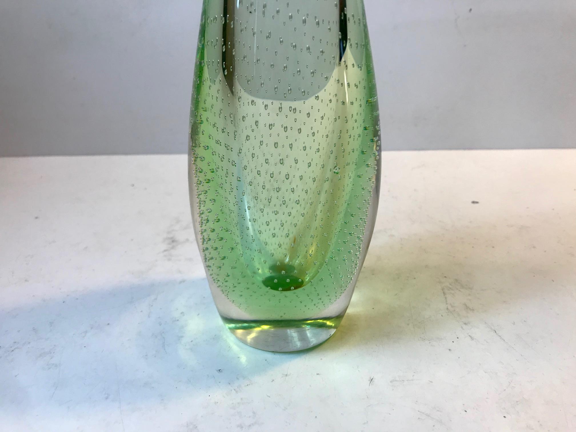 Vase en verre de canard vert clair avec bulles d'air par Per Ltken, Holmegaard, années 1950 en vente 1