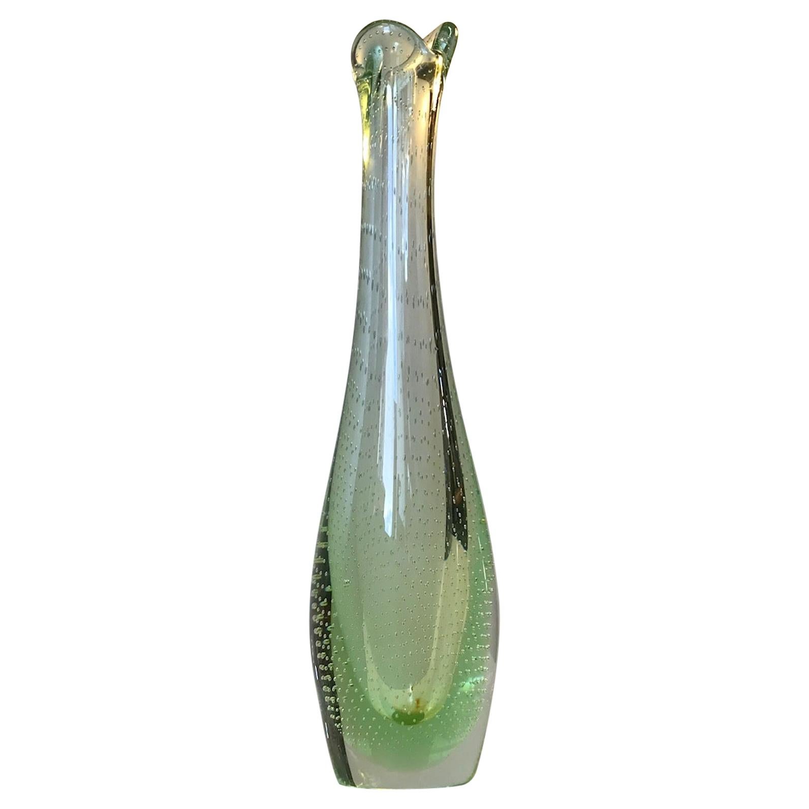 Vase en verre de canard vert clair avec bulles d'air par Per Ltken, Holmegaard, années 1950 en vente