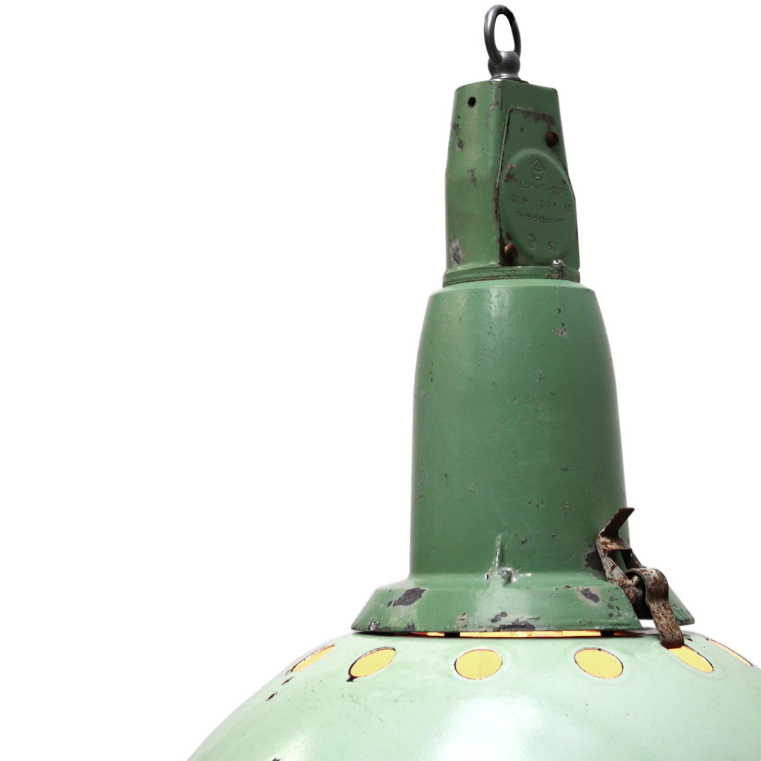 Enamel industrial pendant.
Light green enamel shade, white inside.
Dark green cast aluminium top.

Weight: 4.0 kg / 8.8 lb

All lamps have been made suitable by international standards for incandescent light bulbs, energy-efficient and LED