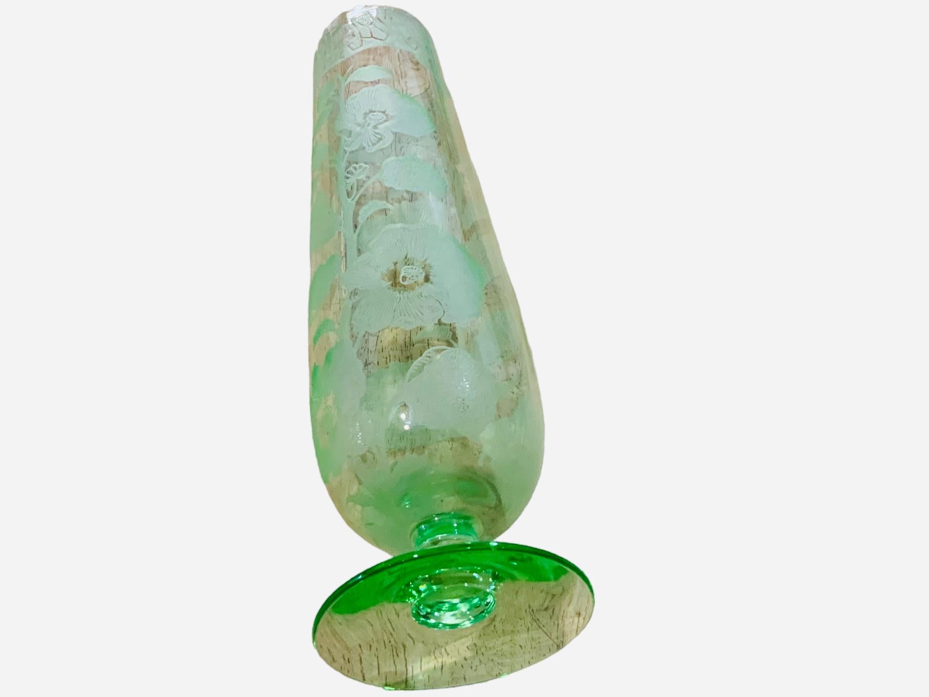 Grand vase à fleurs vert clair en vente 2