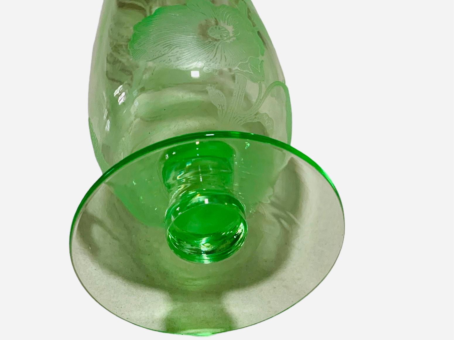Gravé Grand vase à fleurs vert clair en vente