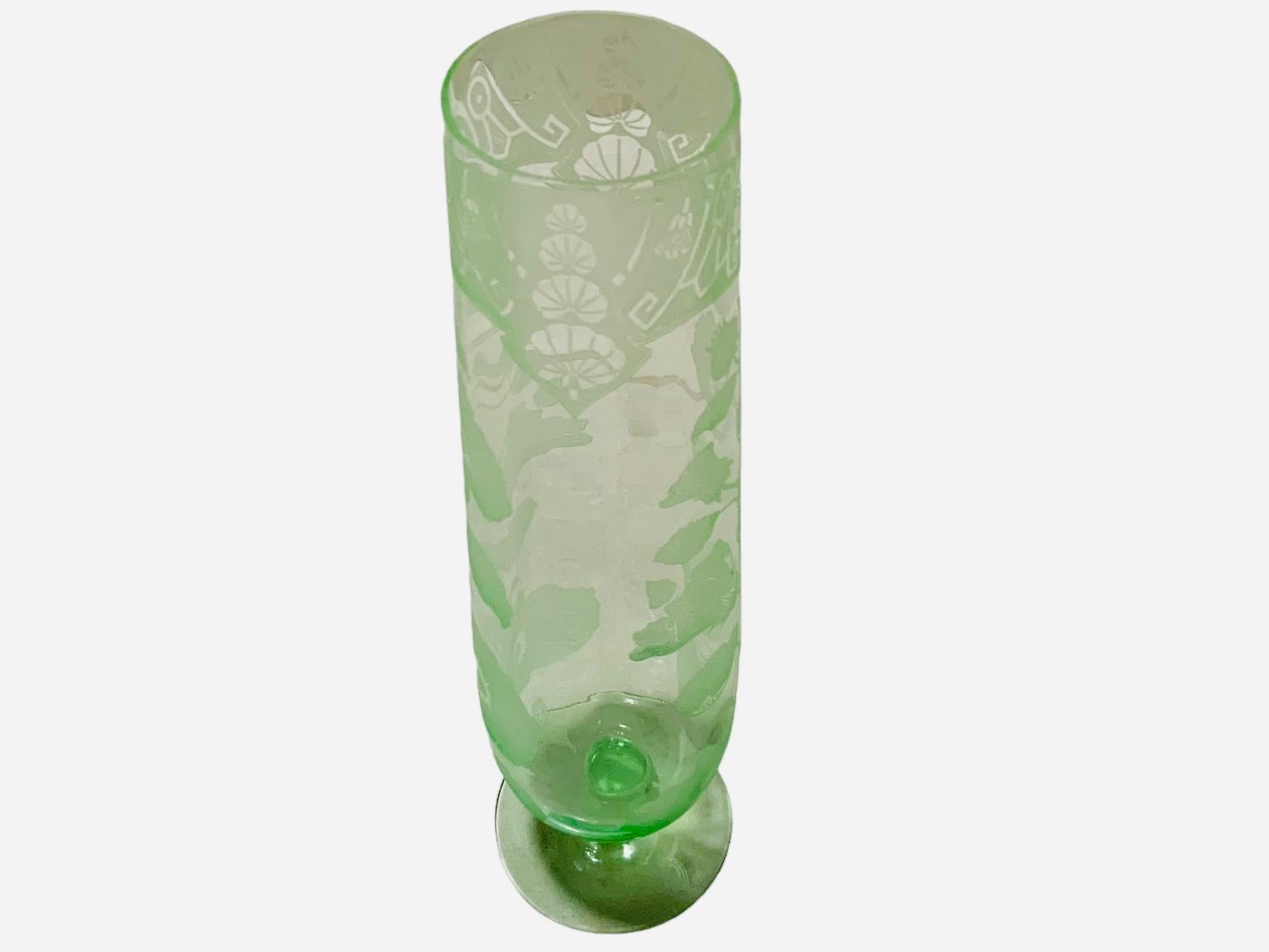 20ième siècle Grand vase à fleurs vert clair en vente