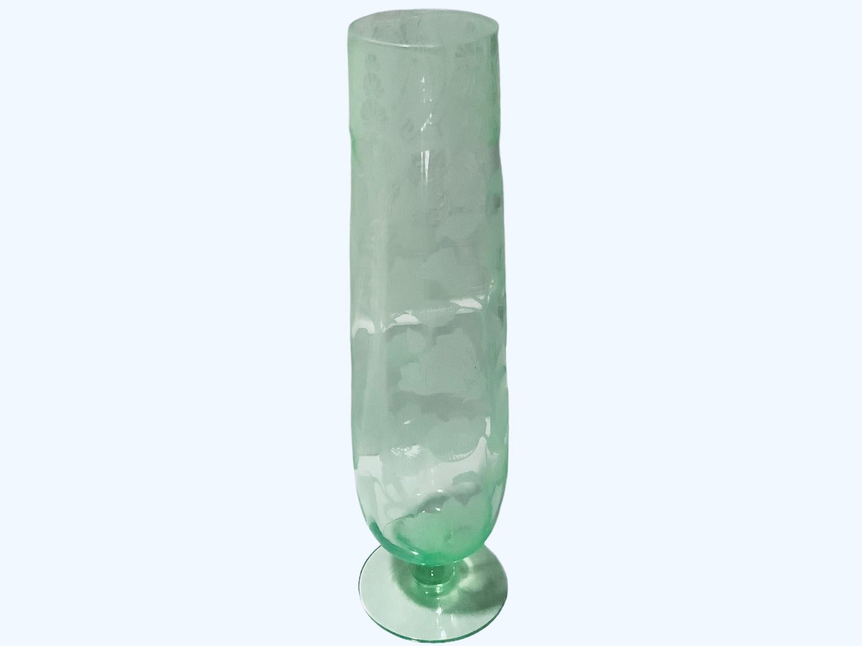 Grand vase à fleurs vert clair en vente 1