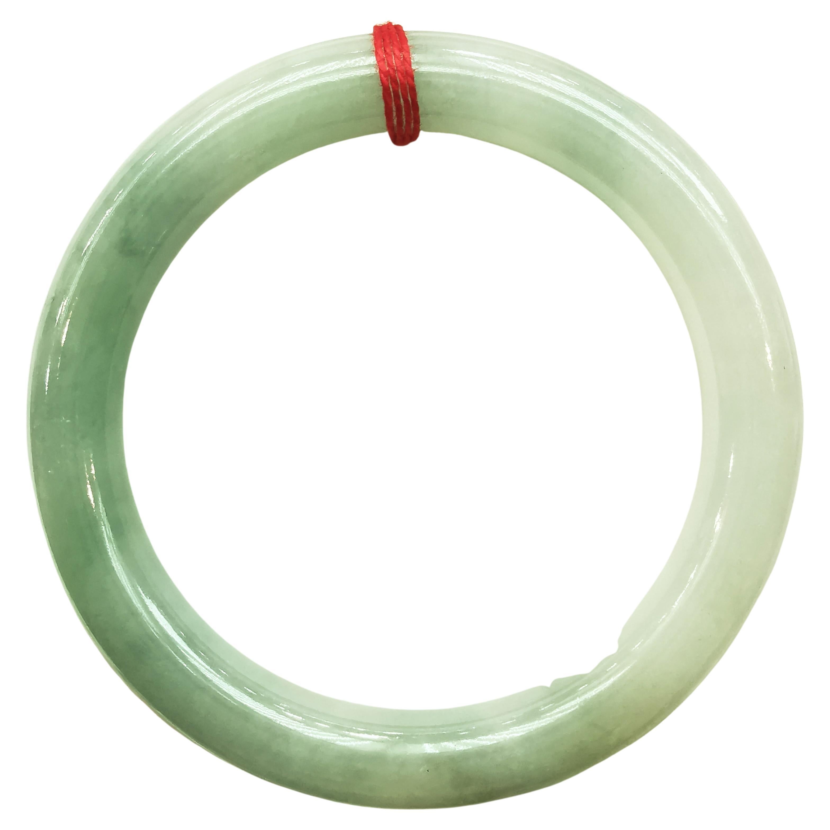 Hellgrüner Jade-Armreif im Angebot