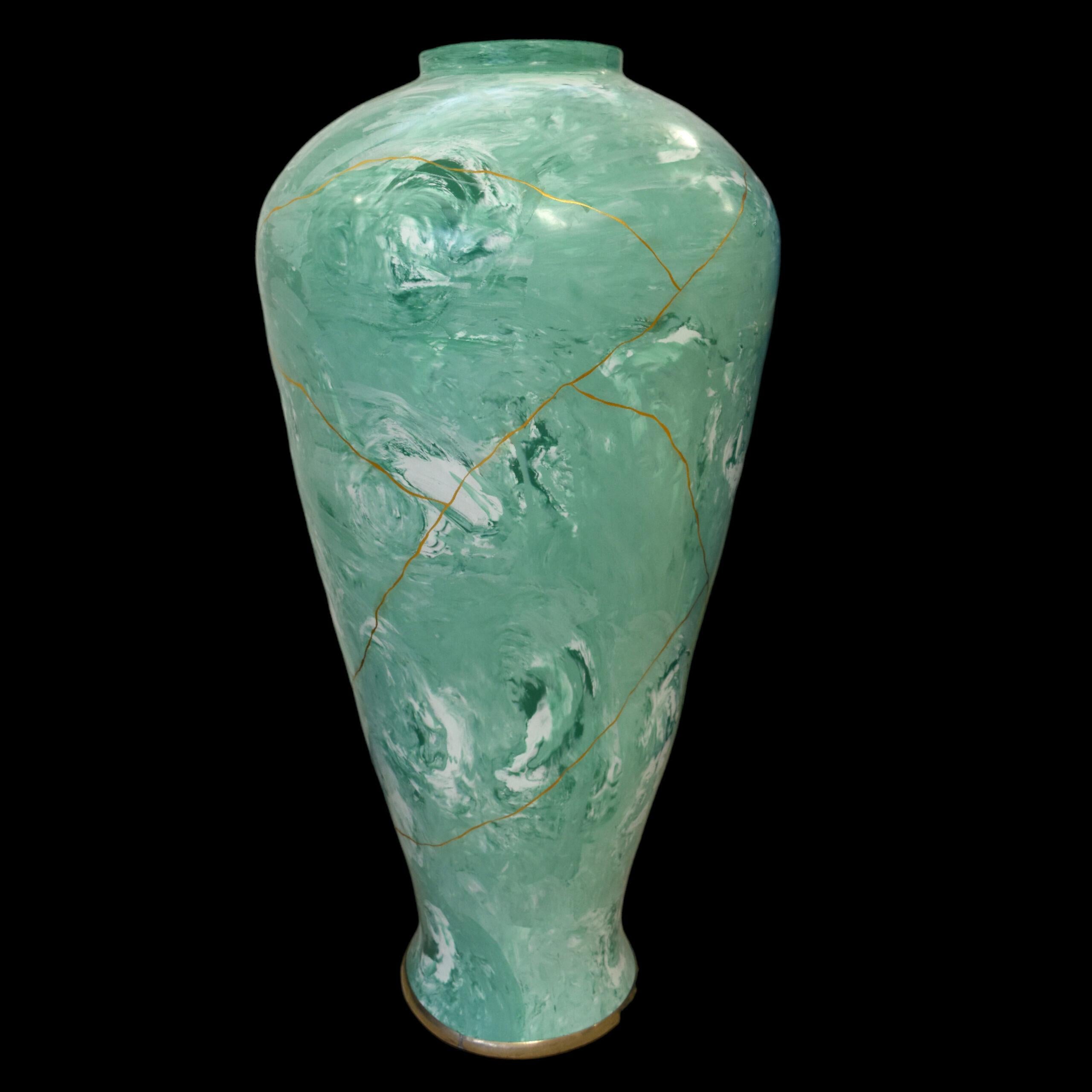 Questo elegante vaso di terracotta, alto ben 120 cm, si basa su una delle forme di vaso più famose dell'arte cinese: il Meiping. Questa silhouette semplice ma voluttuosa risale a più di 1000 anni fa. È stato a lungo considerato un tour de force per