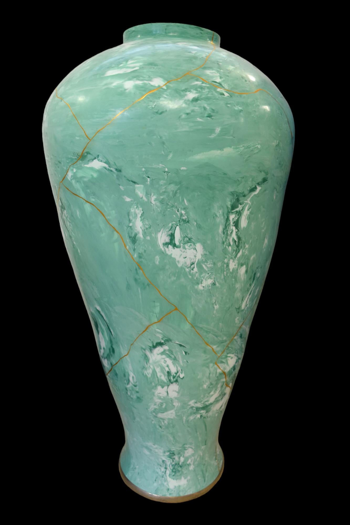 Francese Vasetti da tè in ceramica di marmo verde chiaro e kintsugi dorato in vendita