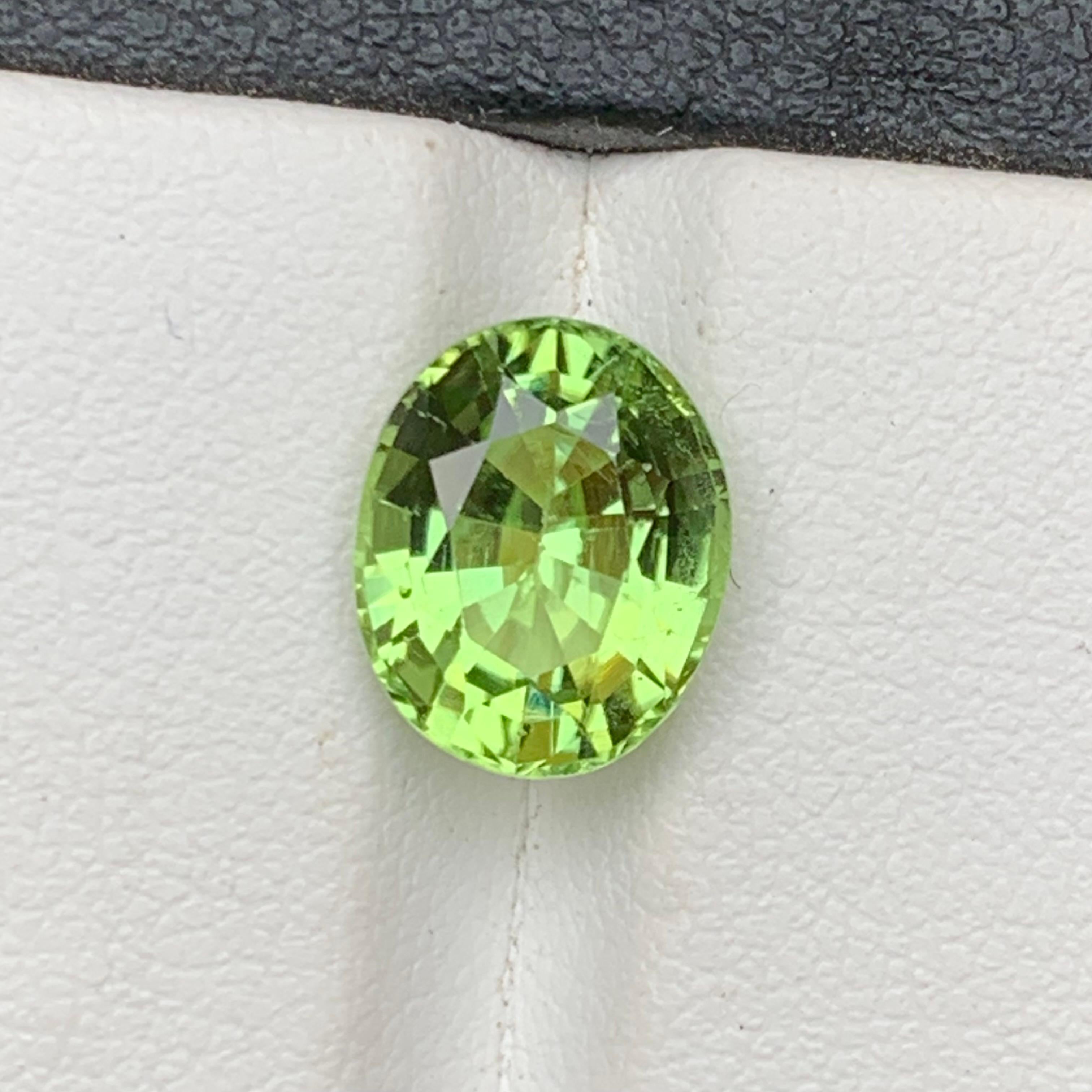 Light Green Natural Peridot Ring Loose Gemstone 4.20 Ct Oval Cushion Cut-Jewelry For Sale 5