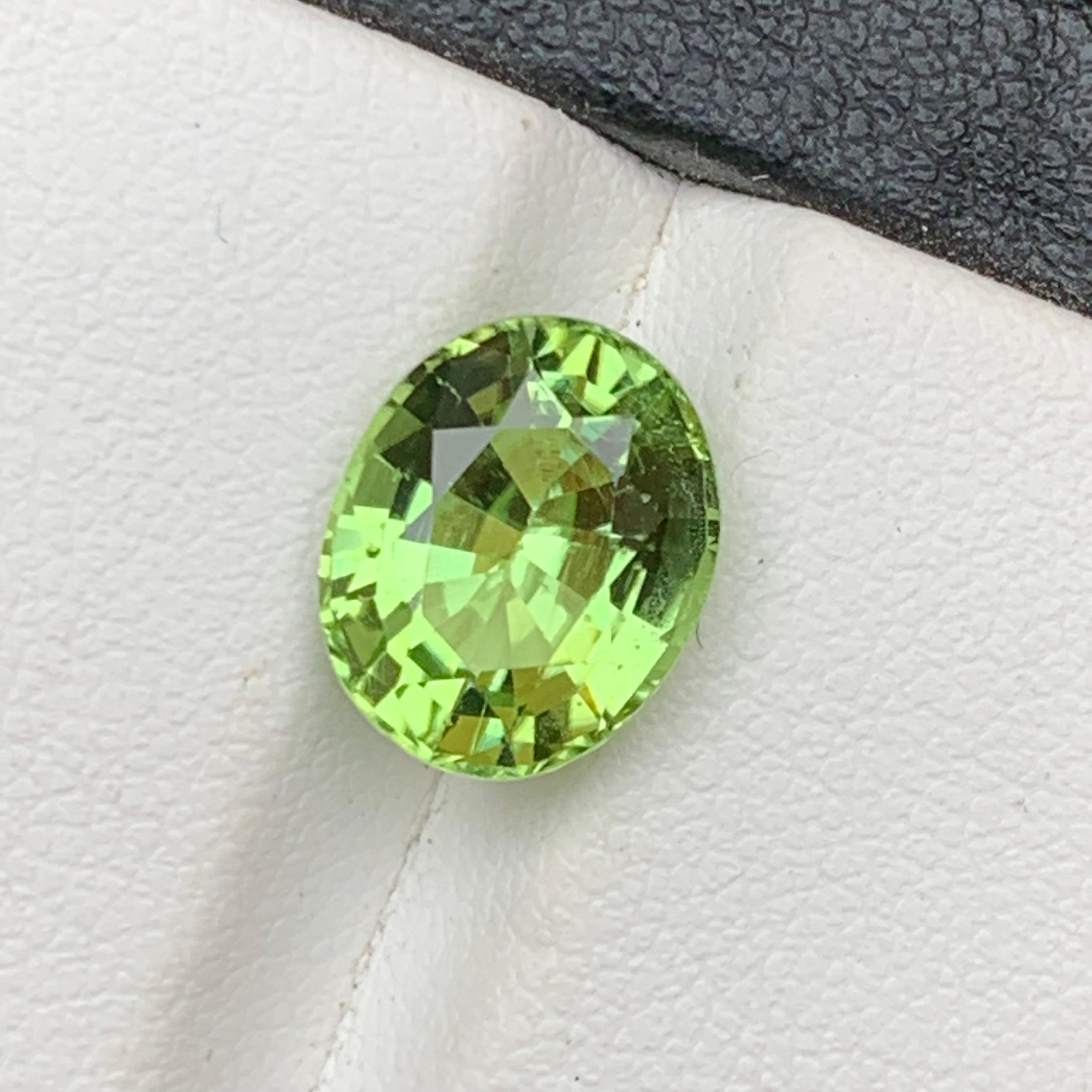 Light Green Natural Peridot Ring Loose Gemstone 4.20 Ct Oval Cushion Cut-Jewelry For Sale 8