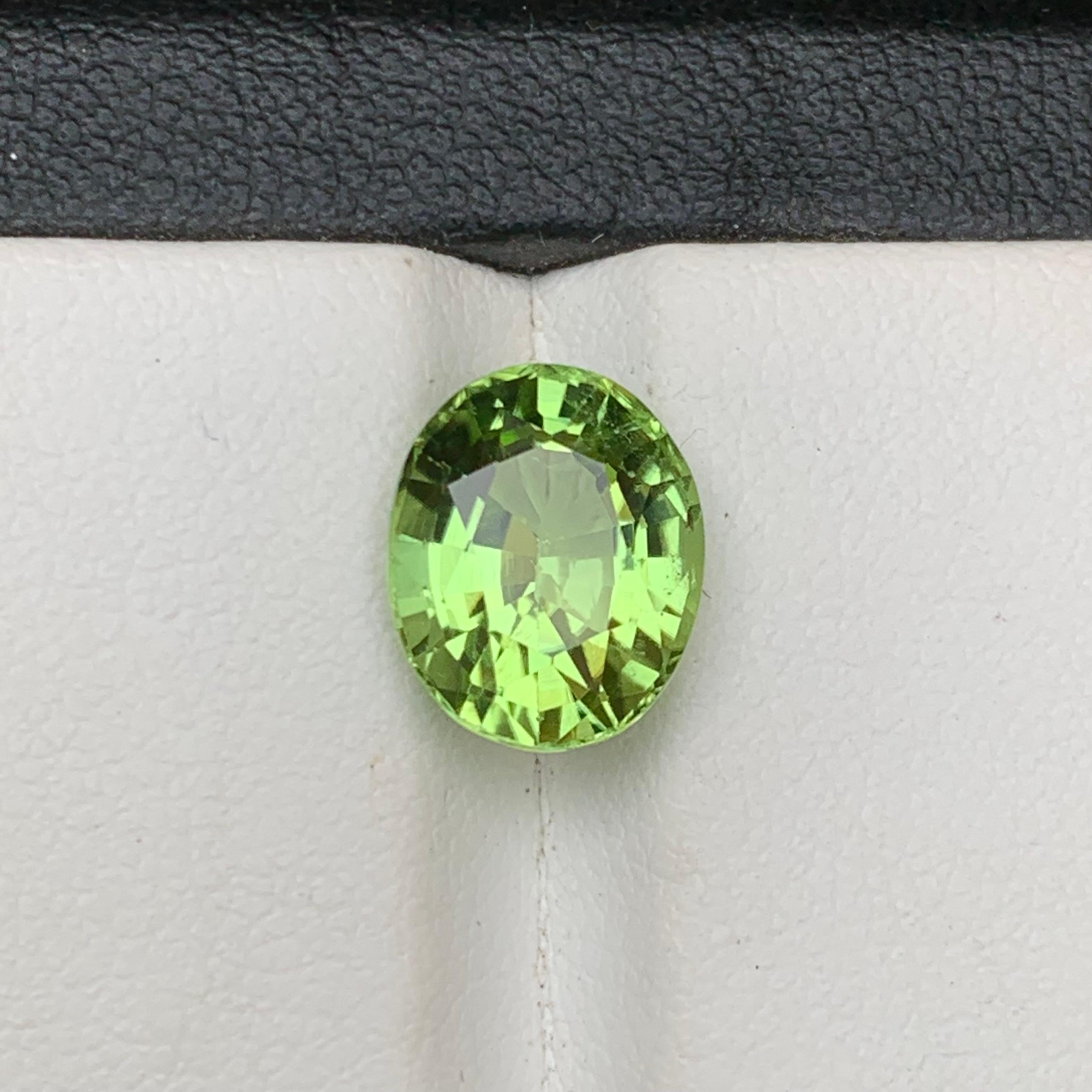 Contemporary Light Green Natural Peridot Ring Loose Gemstone 4.20 Ct Oval Cushion Cut-Jewelry For Sale