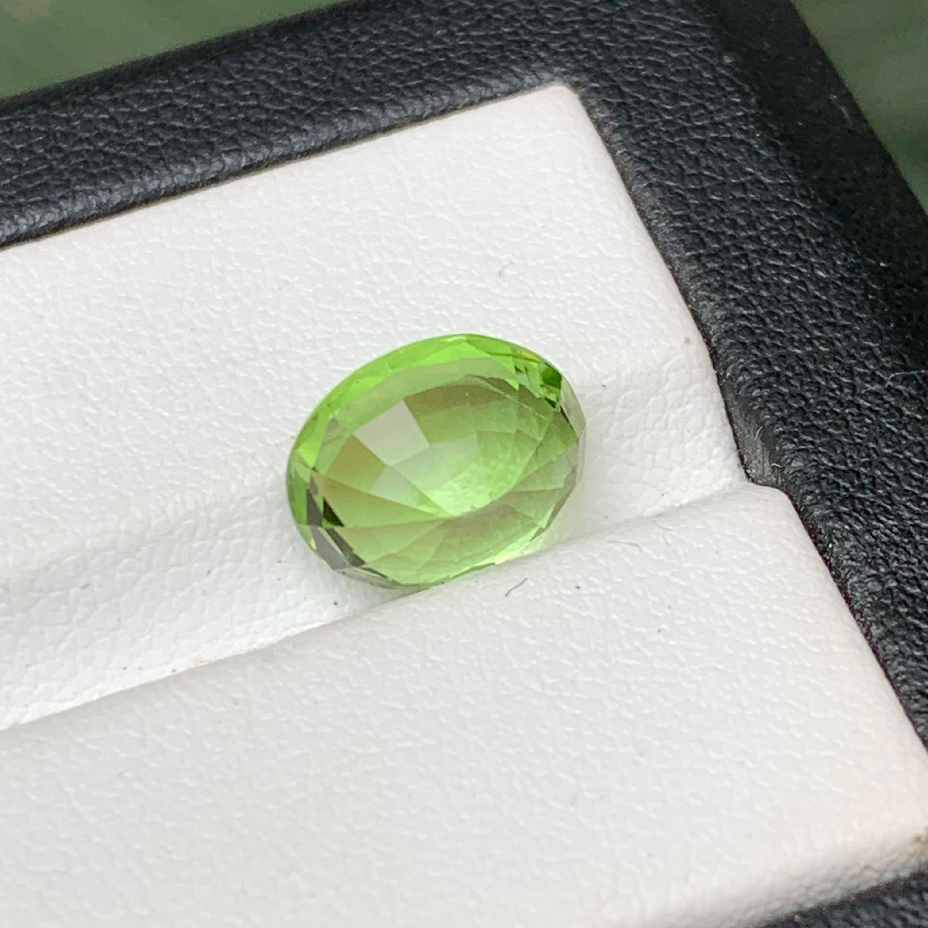 Women's or Men's Light Green Natural Peridot Ring Loose Gemstone 4.20 Ct Oval Cushion Cut-Jewelry For Sale