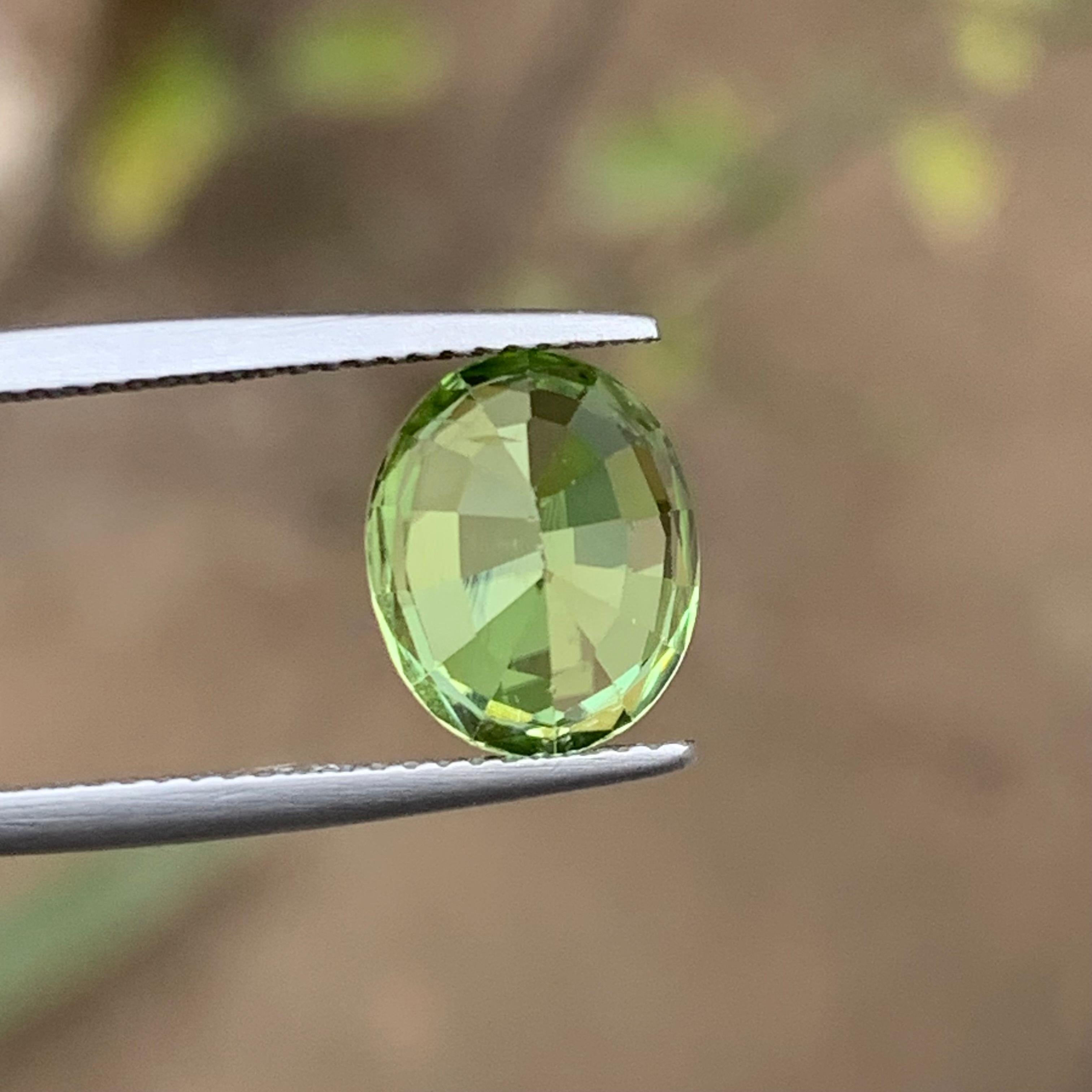 Light Green Natural Peridot Ring Loose Gemstone 4.20 Ct Oval Cushion Cut-Jewelry For Sale 3