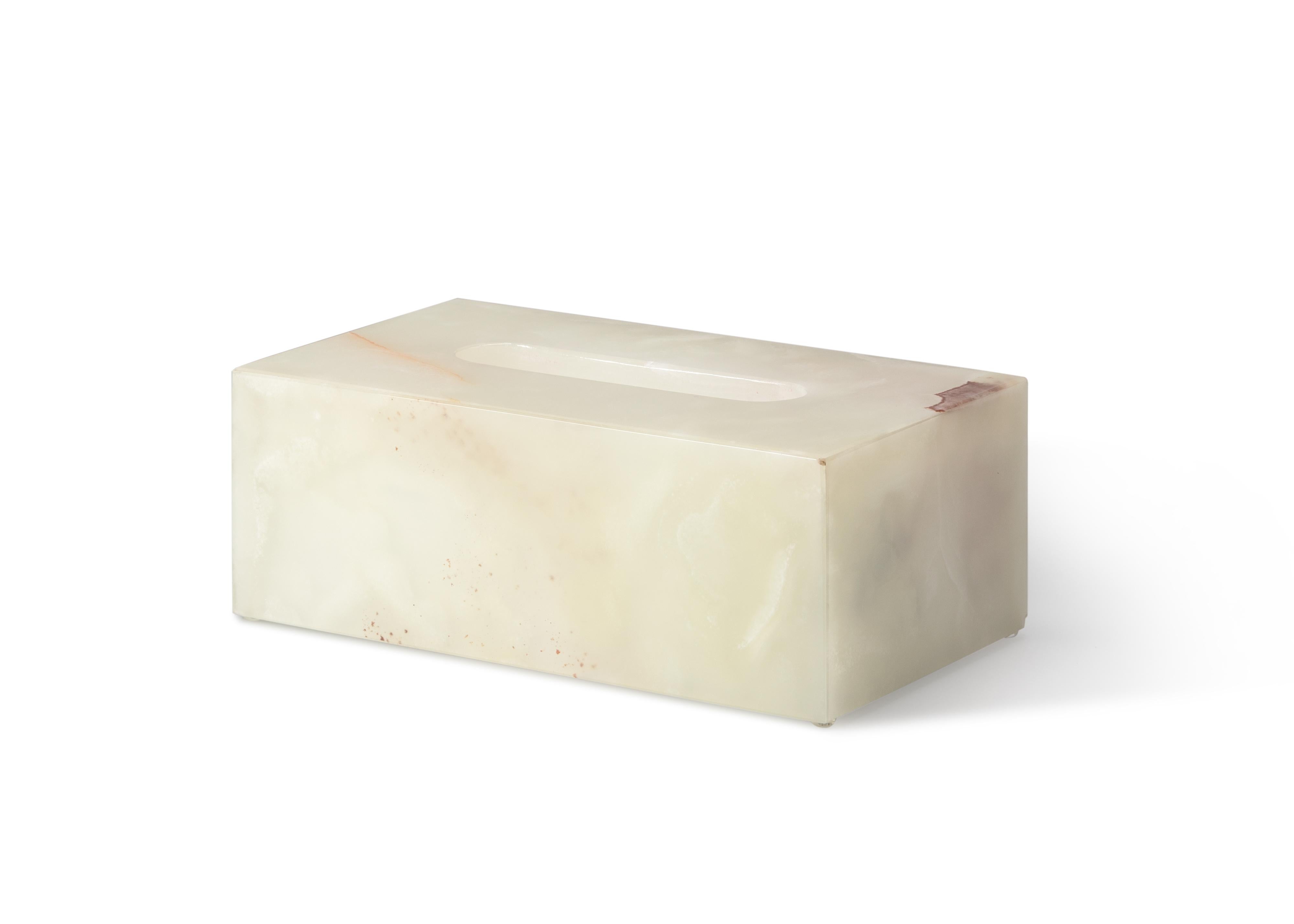 Realizzato interamente a mano, questo copri scatola in onice è una fusione di forma e funzione, che si integra perfettamente in qualsiasi spazio aggiungendo raffinatezza ed eleganza. Le linee pulite e minimaliste mettono in risalto le venature