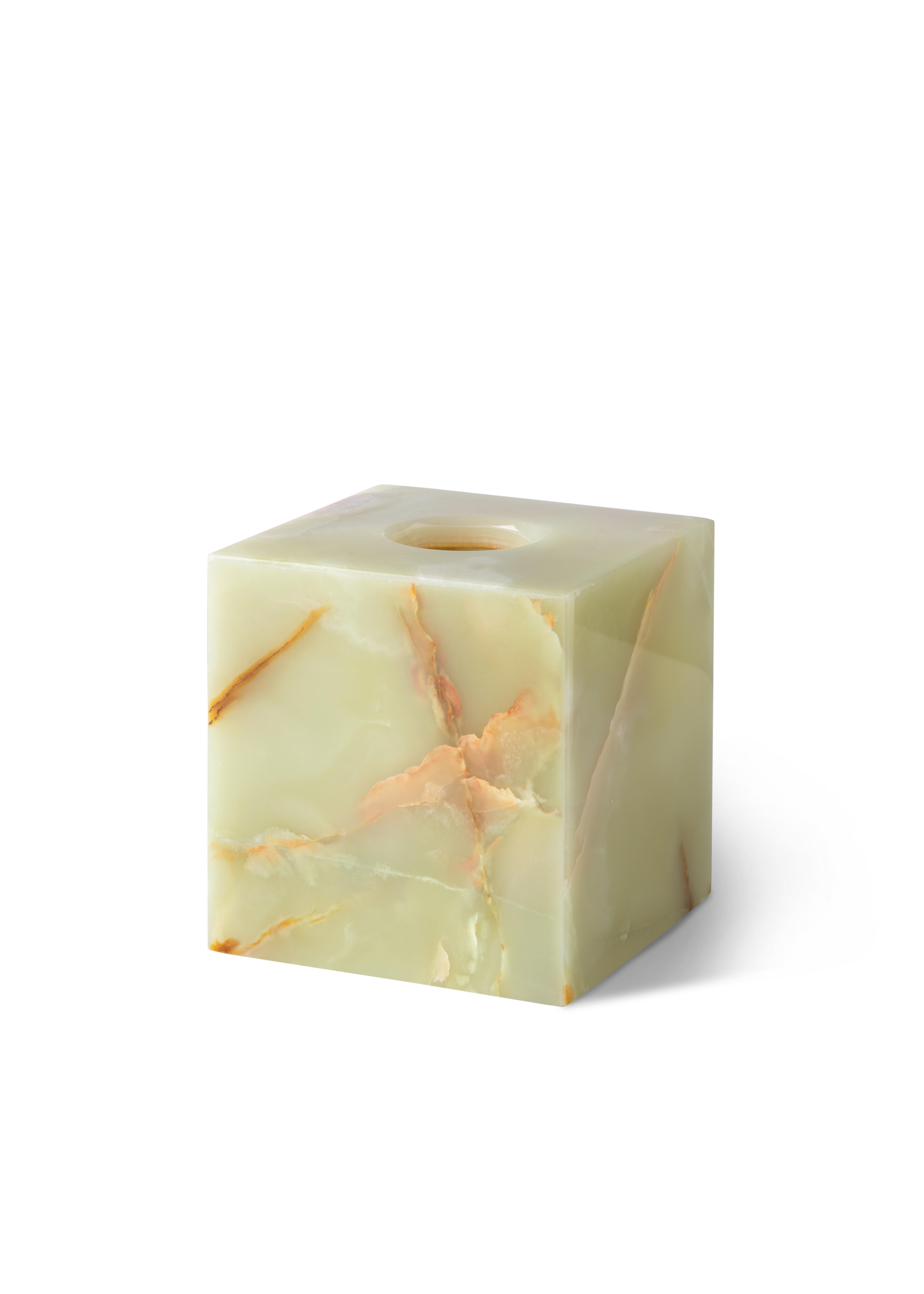 Elaborada totalmente a mano, esta tapa de caja de pañuelos de ónice es una fusión de forma y función, que se integra perfectamente en cualquier espacio y le añade sofisticación y elegancia. Las líneas limpias y minimalistas resaltan el veteado