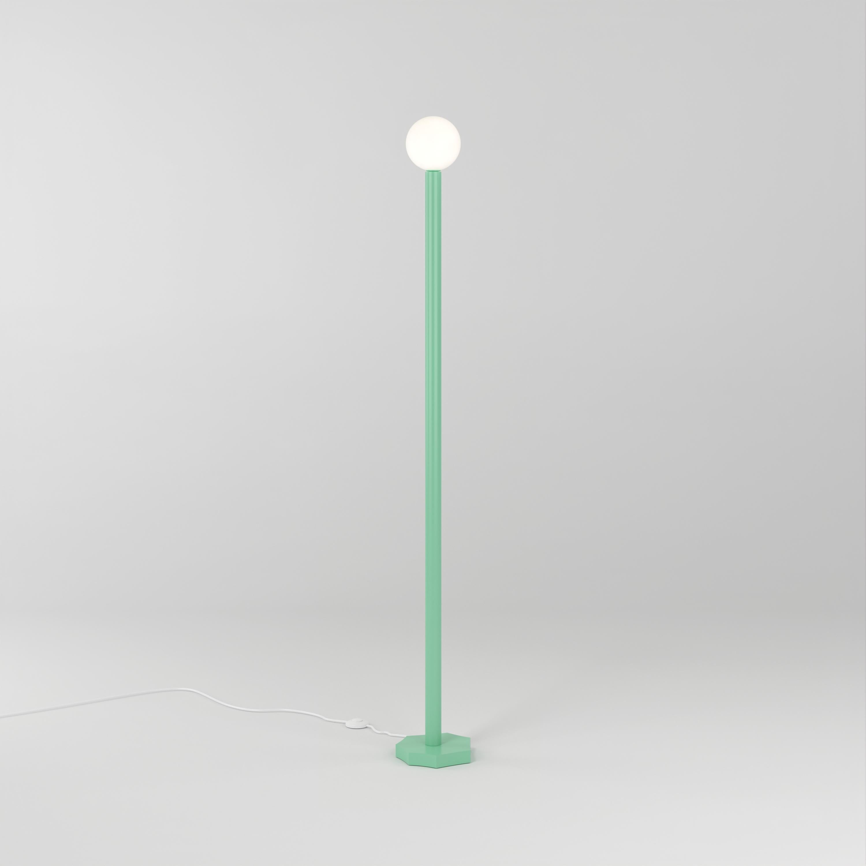 Luce verde con contorni tagliati per pavimento di Atelier Ati
Dimensioni: D 20,4 x H 156,7 cm.
Materiali: Metallo verniciato a polvere, vetro bianco.

Disponibile con base a cilindro tagliato, base a forma libera o base a uovo.
Disponibile con globo