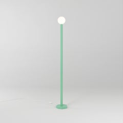 Lampadaire vert clair à contours découpés par Atelier Areti