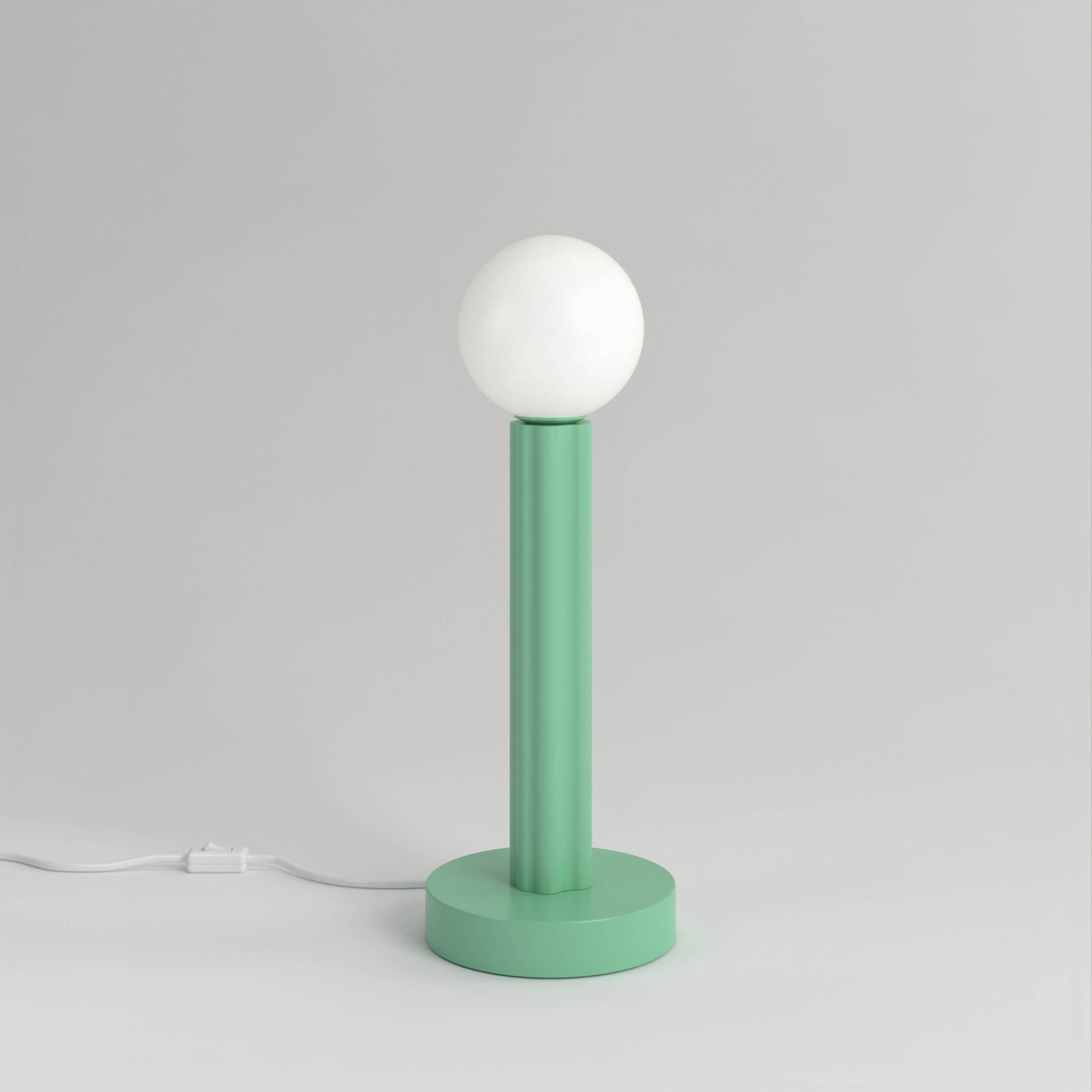 Lampe de bureau A.Profiles vert clair par Atelier Areti
Dimensions : D 12,3 x H 34,5 cm.
Matériaux : Métal revêtu de poudre, verre blanc.

Disponible dans d'autres couleurs. Veuillez nous contacter.

Toutes nos lampes peuvent être câblées en