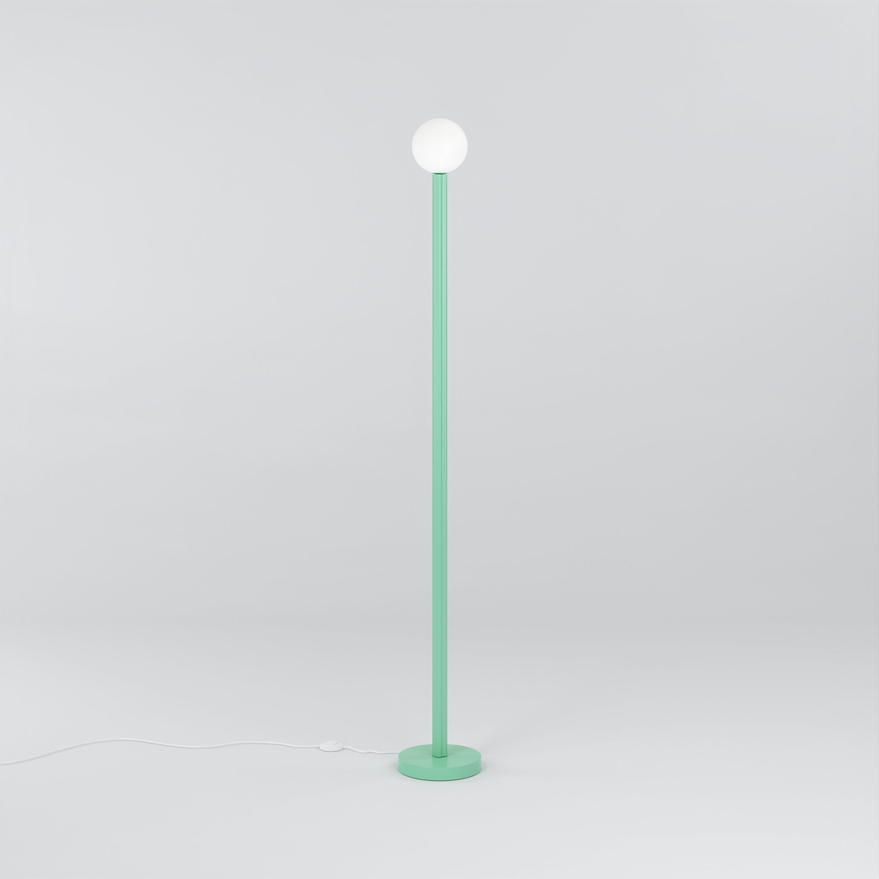 Lampadaire vert clair A.Profiles par Atelier Areti
Dimensions : D 20 x H 156,7 cm.
Matériaux : Métal revêtu de poudre, verre blanc.

Disponible dans d'autres couleurs. Veuillez nous contacter.

Toutes nos lampes peuvent être câblées en fonction de