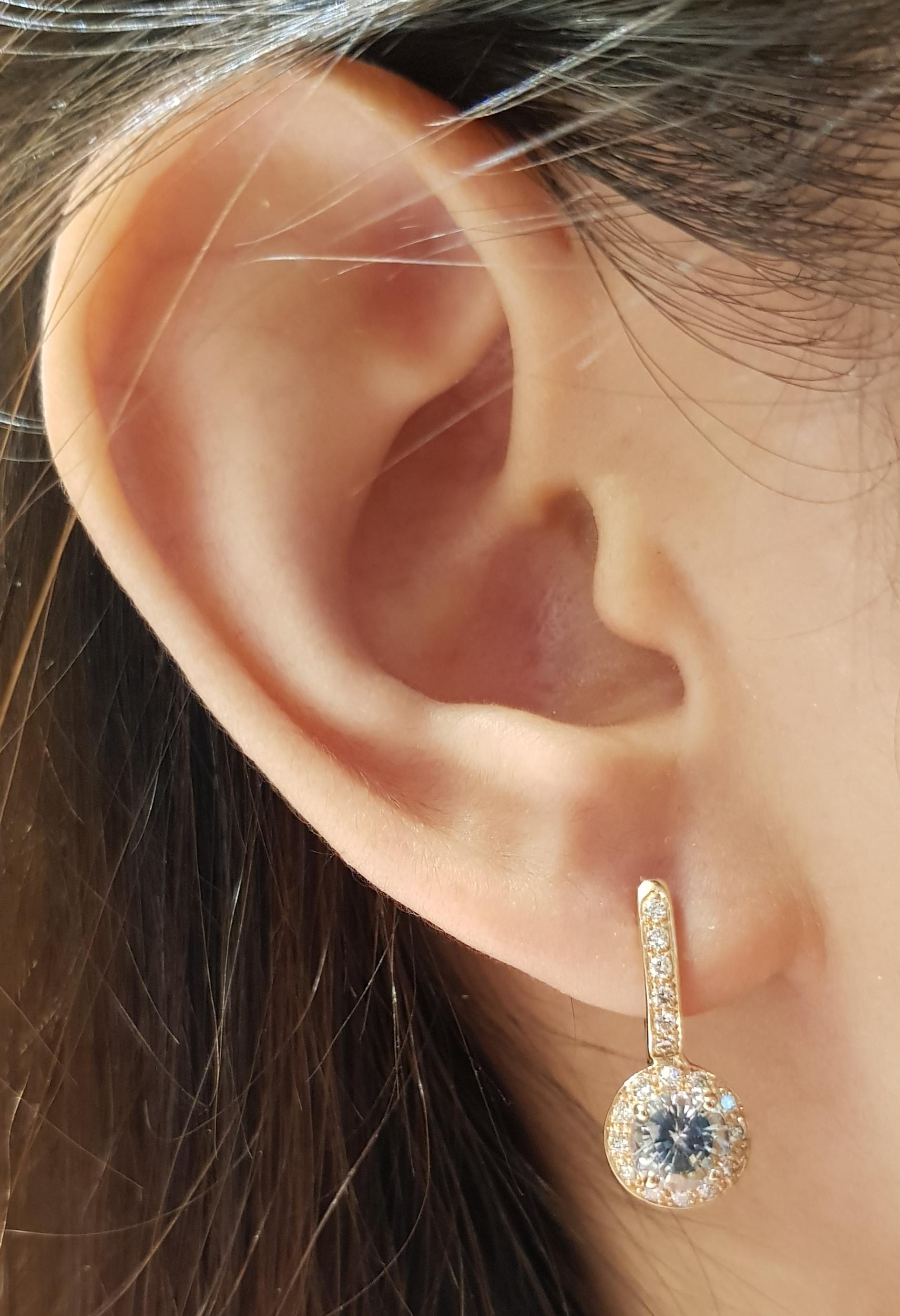 Boucles d'oreilles composées d'un saphir vert de 2,04 carats et d'un diamant brun de 0,38 carat sertis dans une monture en or rose 18 carats

Largeur :  0.7 cm 
Longueur :  1.8 cm
Poids total : 4,5 grammes

