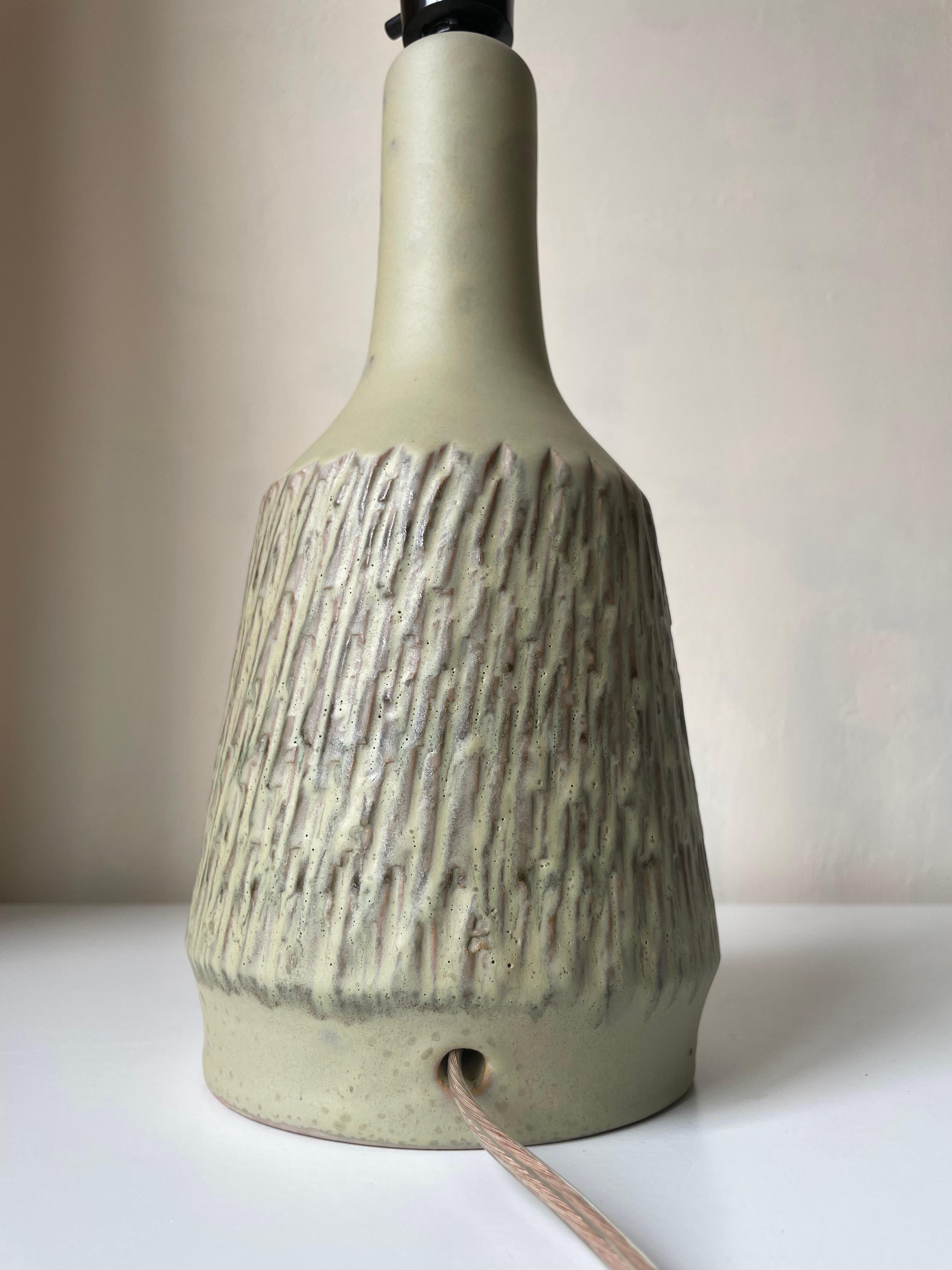 Light Green Textured Ceramic Table Lamp, 1960s For Sale 3
