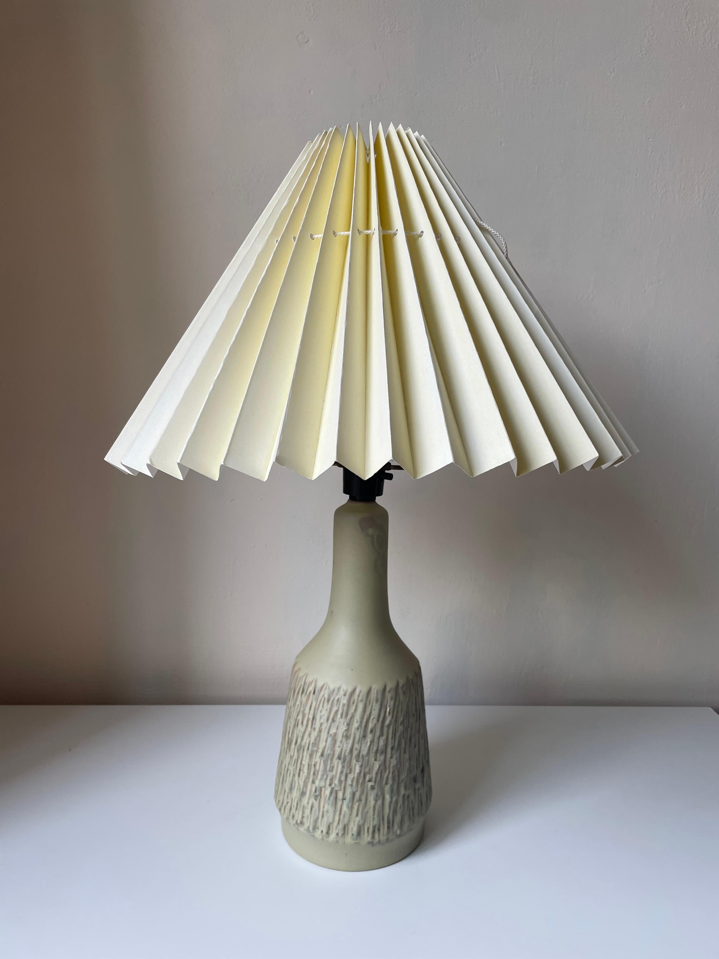 Light Green Textured Ceramic Table Lamp, 1960s For Sale 6