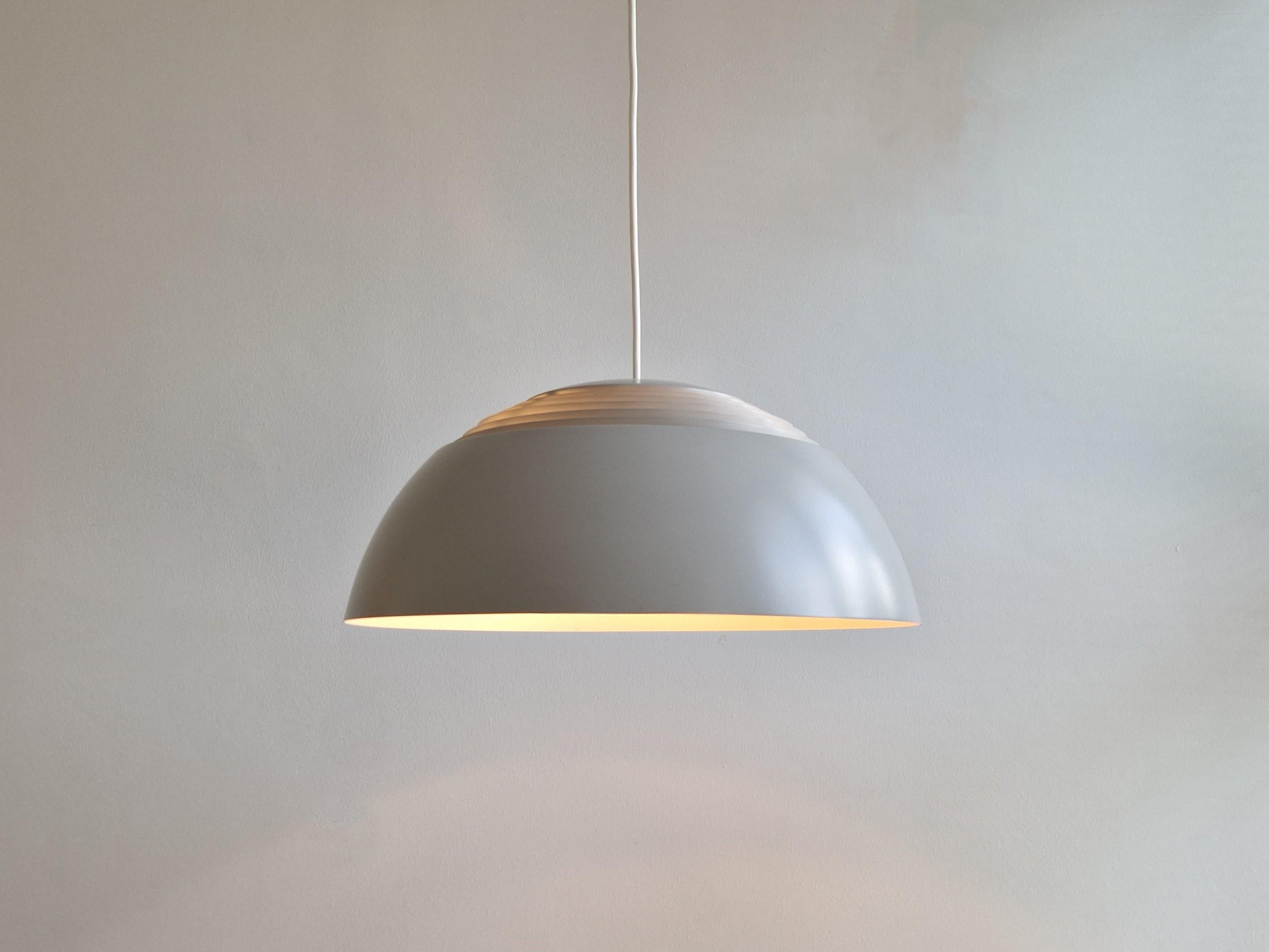 Light grey 'AJ Royal' pendant lamp by Arne Jacobsen for Louis Poulsen In Good Condition For Sale In Steenwijk, NL