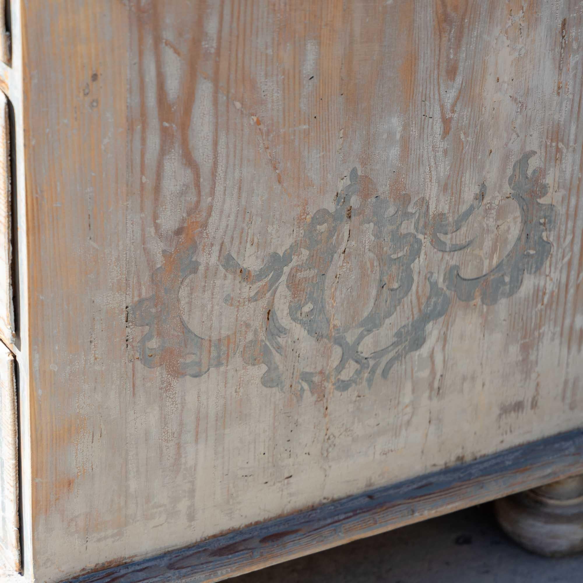 Light grey baroque chest of drawers, 18th century In Good Condition For Sale In Greding, DE