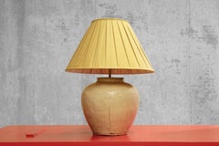 Hellgraue Tischlampe aus glasierter chinesischer Keramik