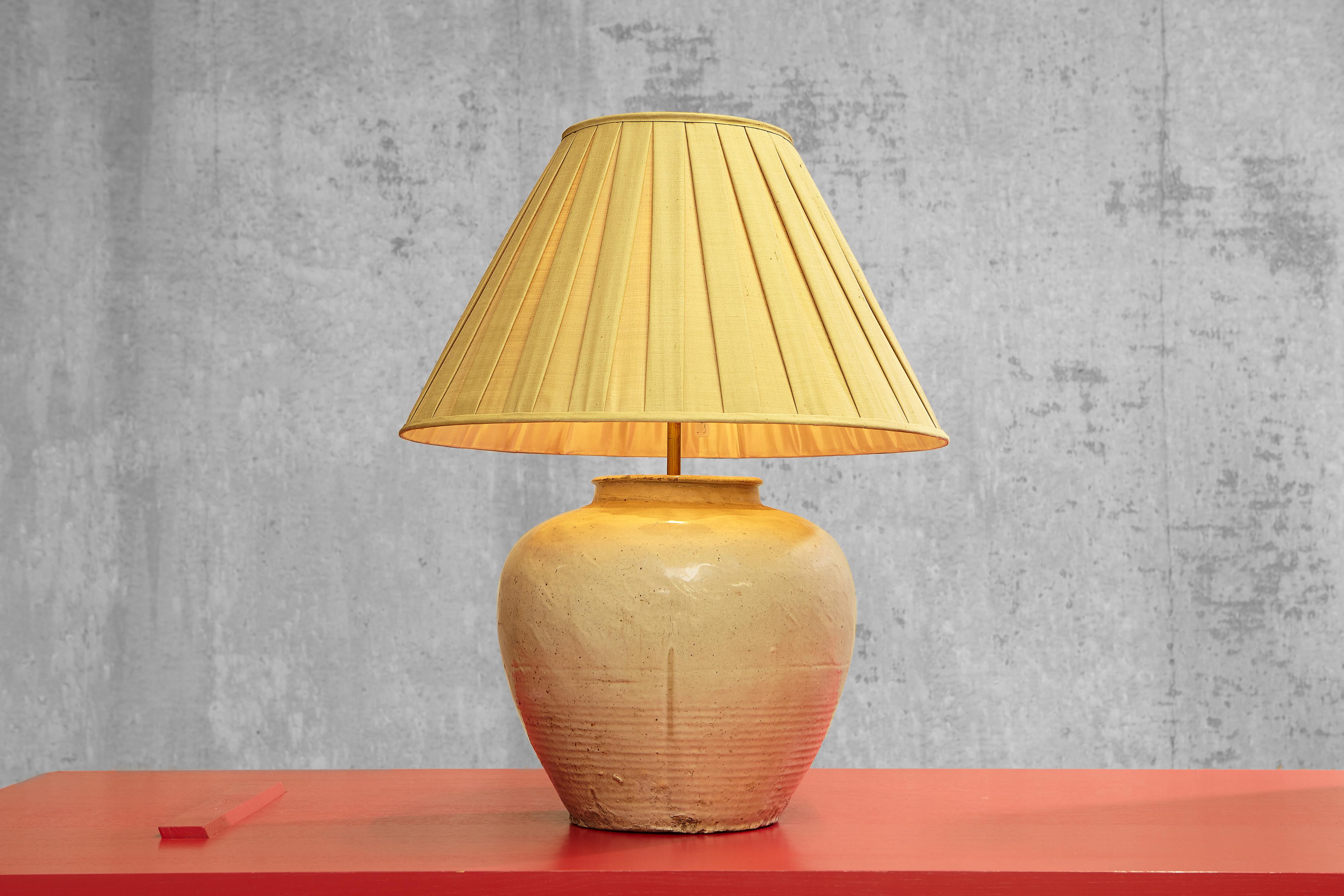 Light Grey Chinese Glazed Pottery Table Lamp In Good Condition For Sale In AMSTERDAM, NL