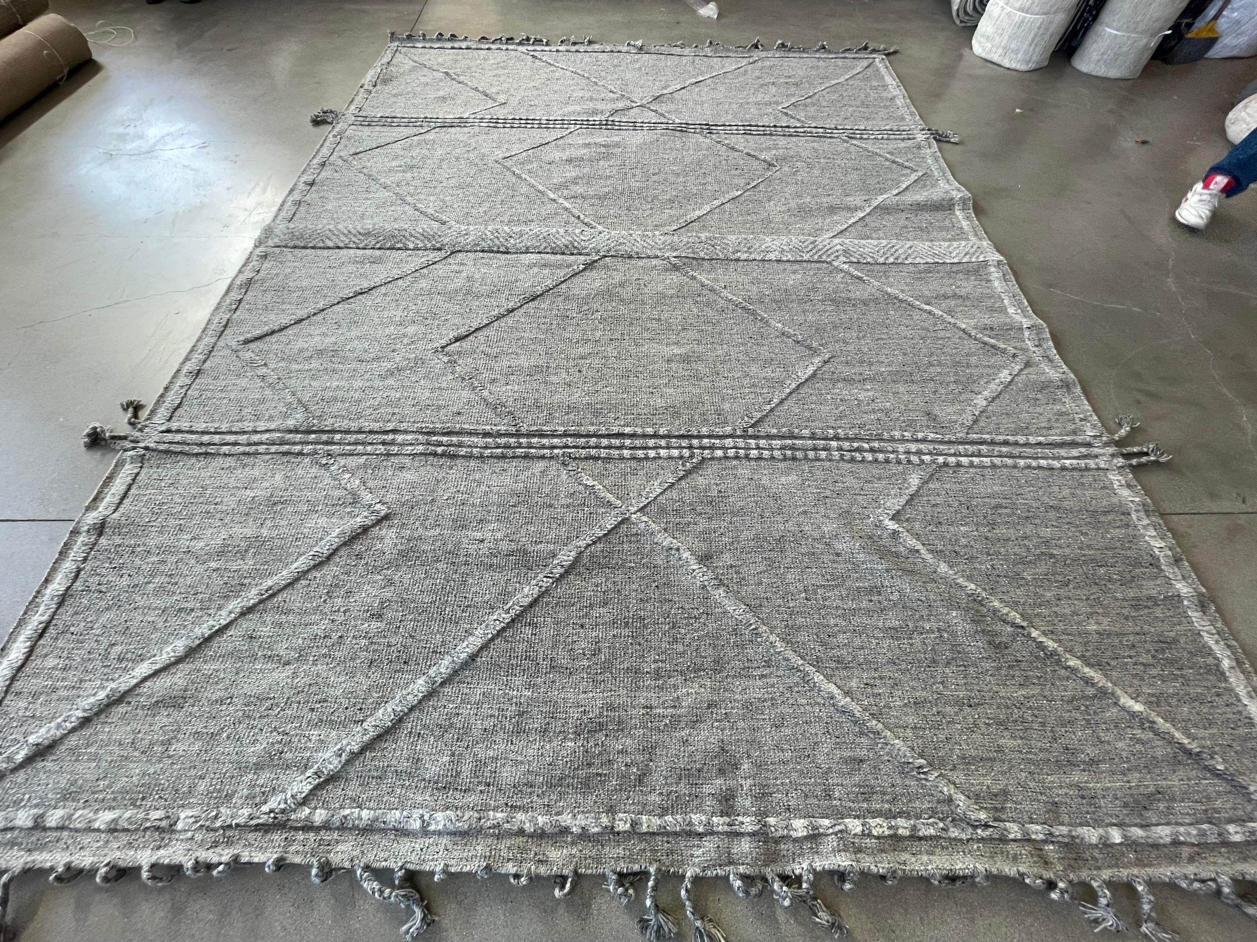 Hellgrauer & dunkelgrauer Teppich mit hohem, niedrigem, marokkanischem Design (Indisch) im Angebot