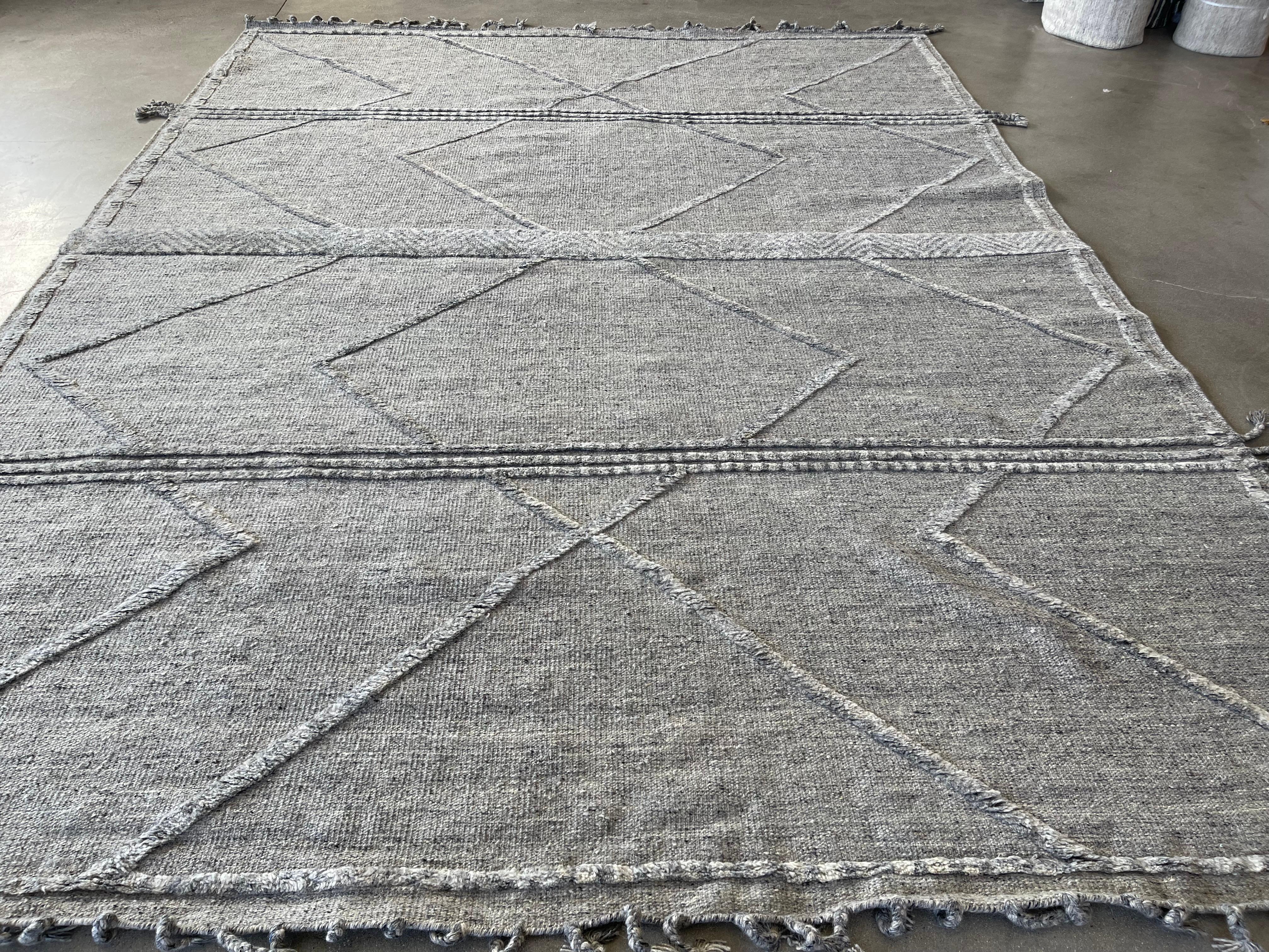 Hellgrauer & dunkelgrauer Teppich mit hohem, niedrigem, marokkanischem Design im Angebot 2