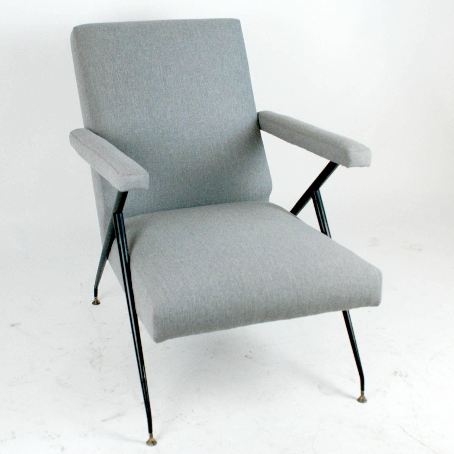 Highly comfortable and elegant Italian armchair with black laquered base, brass shoes and new light grey fabric upholstery.
The back can be adjusted in two positions.
Second piece available.