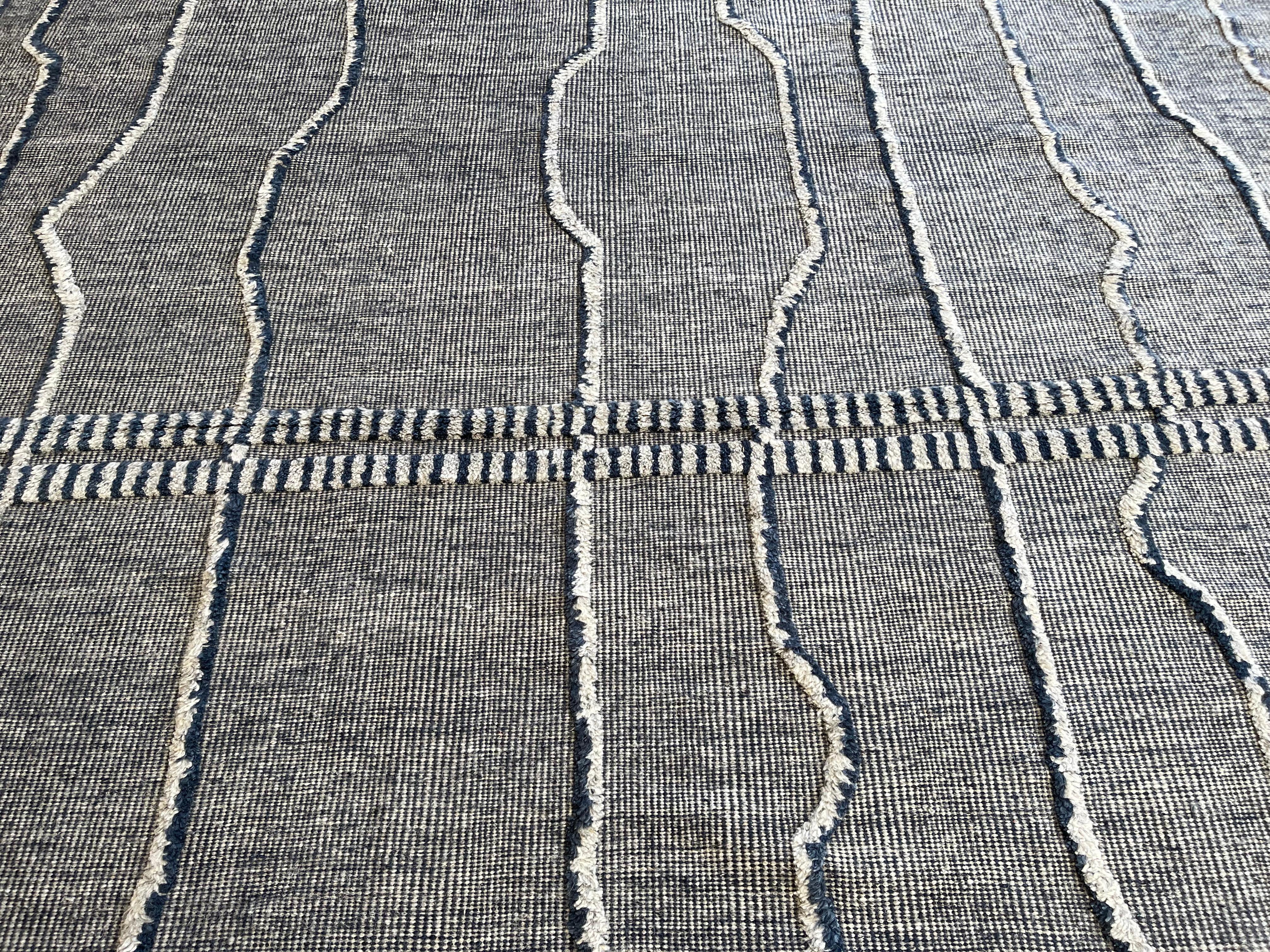 Hellgrauer und marineblauer gestreifter Teppich im marokkanischen Design im Angebot 3