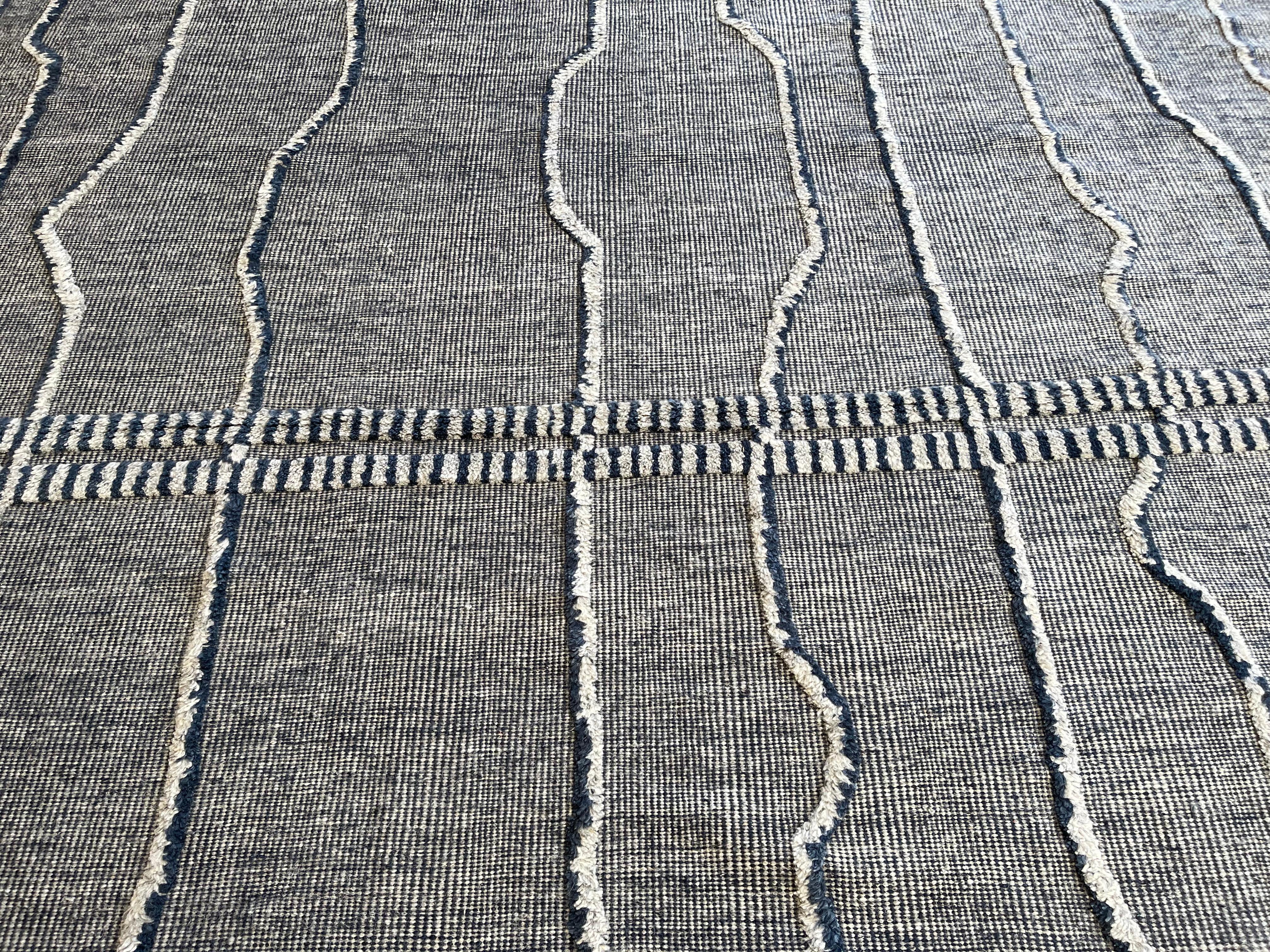 Tappeto da giardino con disegno marocchino a strisce grigio chiaro e blu navy in vendita 3