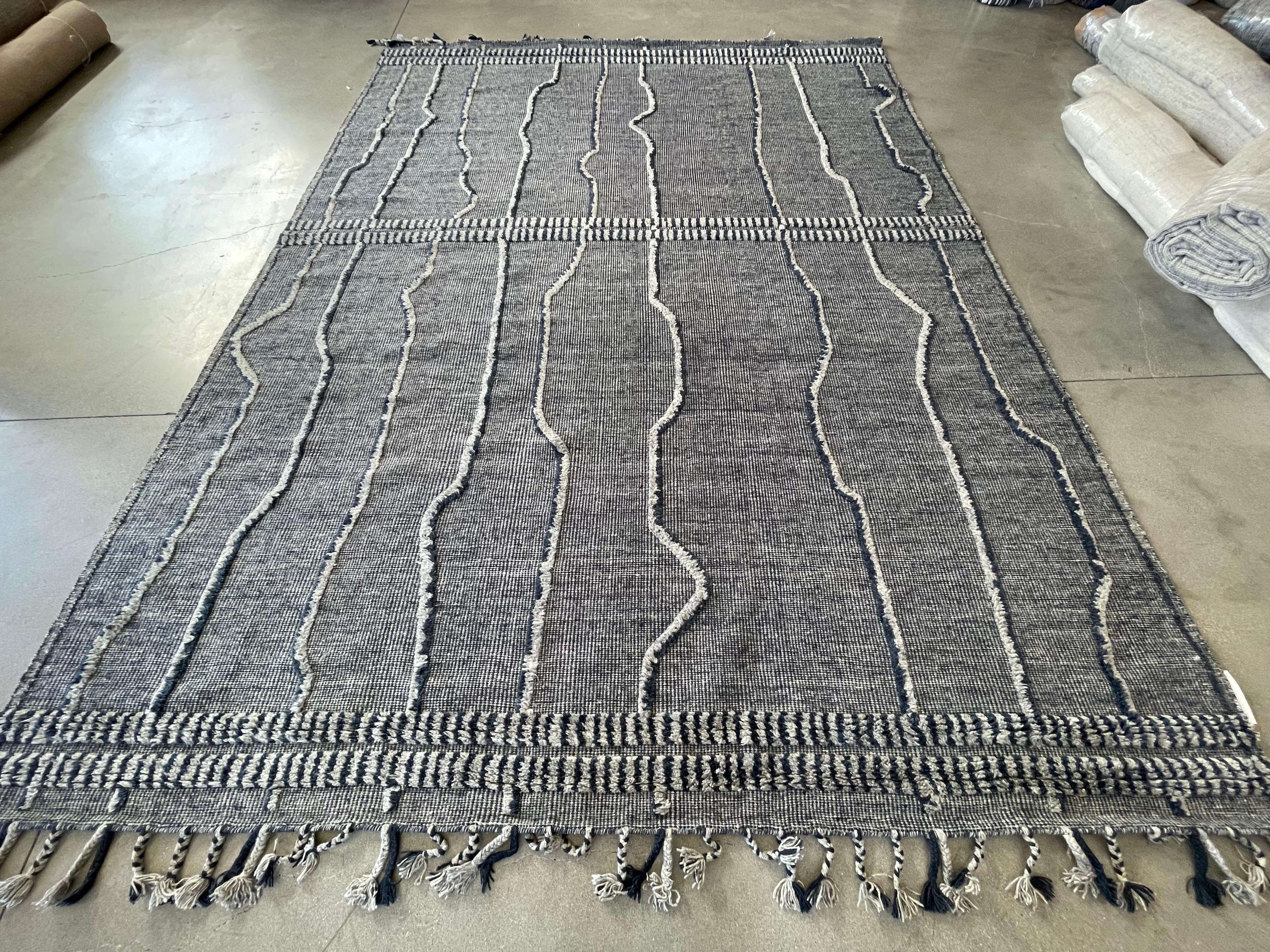Hellgrauer und marineblauer gestreifter Teppich im marokkanischen Design (Wolle) im Angebot