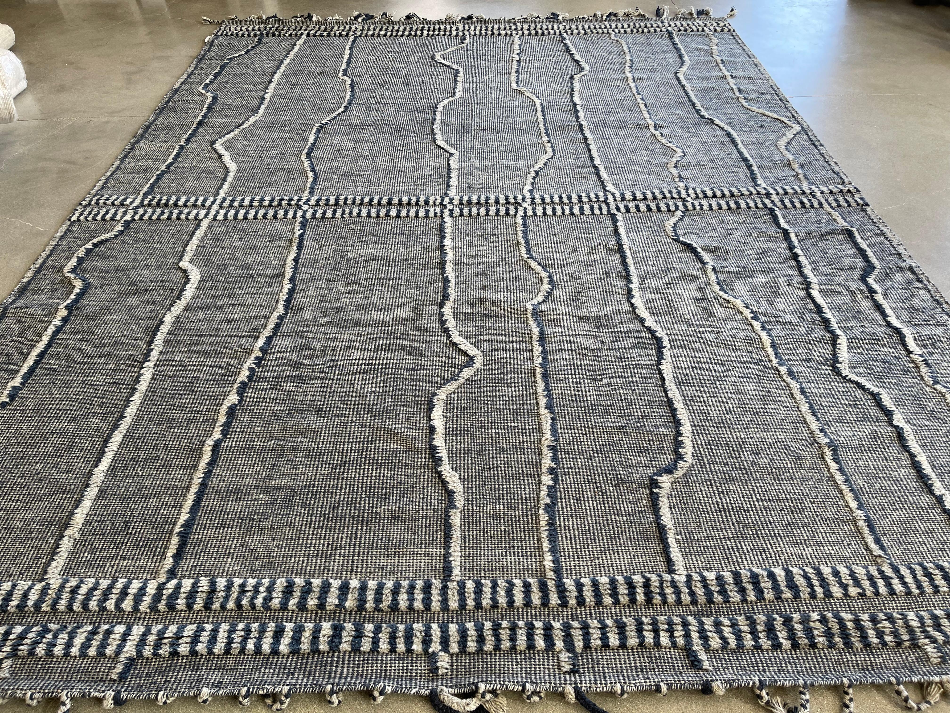 Hellgrauer und marineblauer gestreifter Teppich im marokkanischen Design im Angebot 1