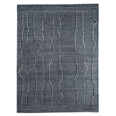 Hellgrauer und marineblauer gestreifter Teppich im marokkanischen Design