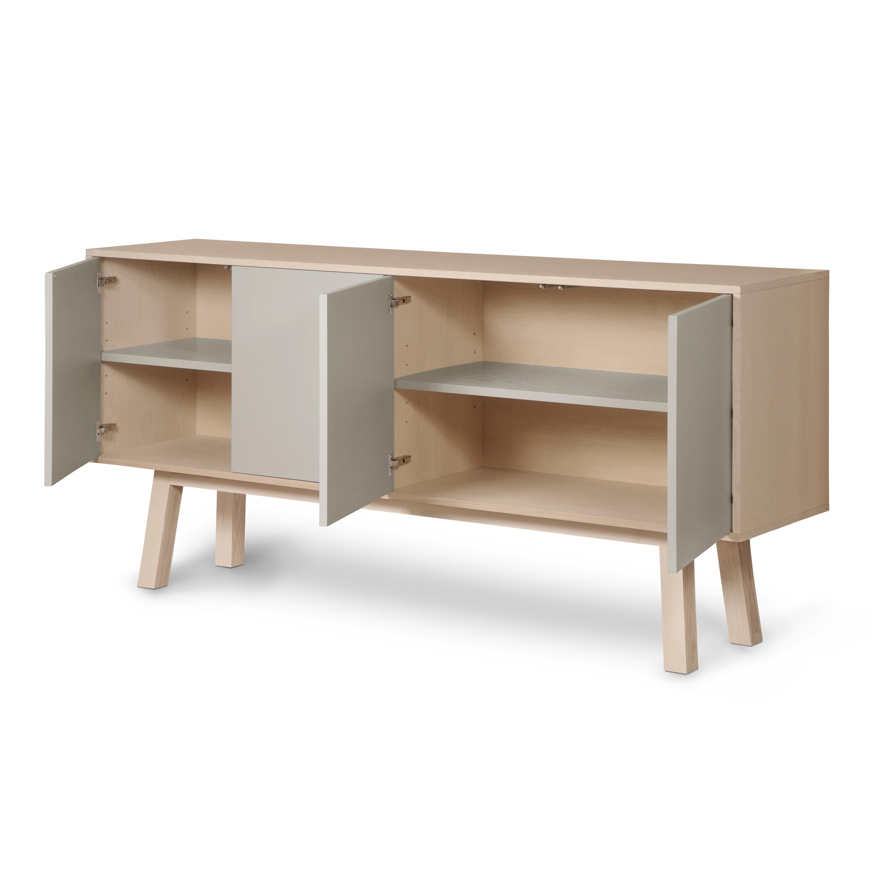 Aparador francés de madera gris claro de 4 puertas diseñado por Eric Gizard - París Escandinavo moderno en venta