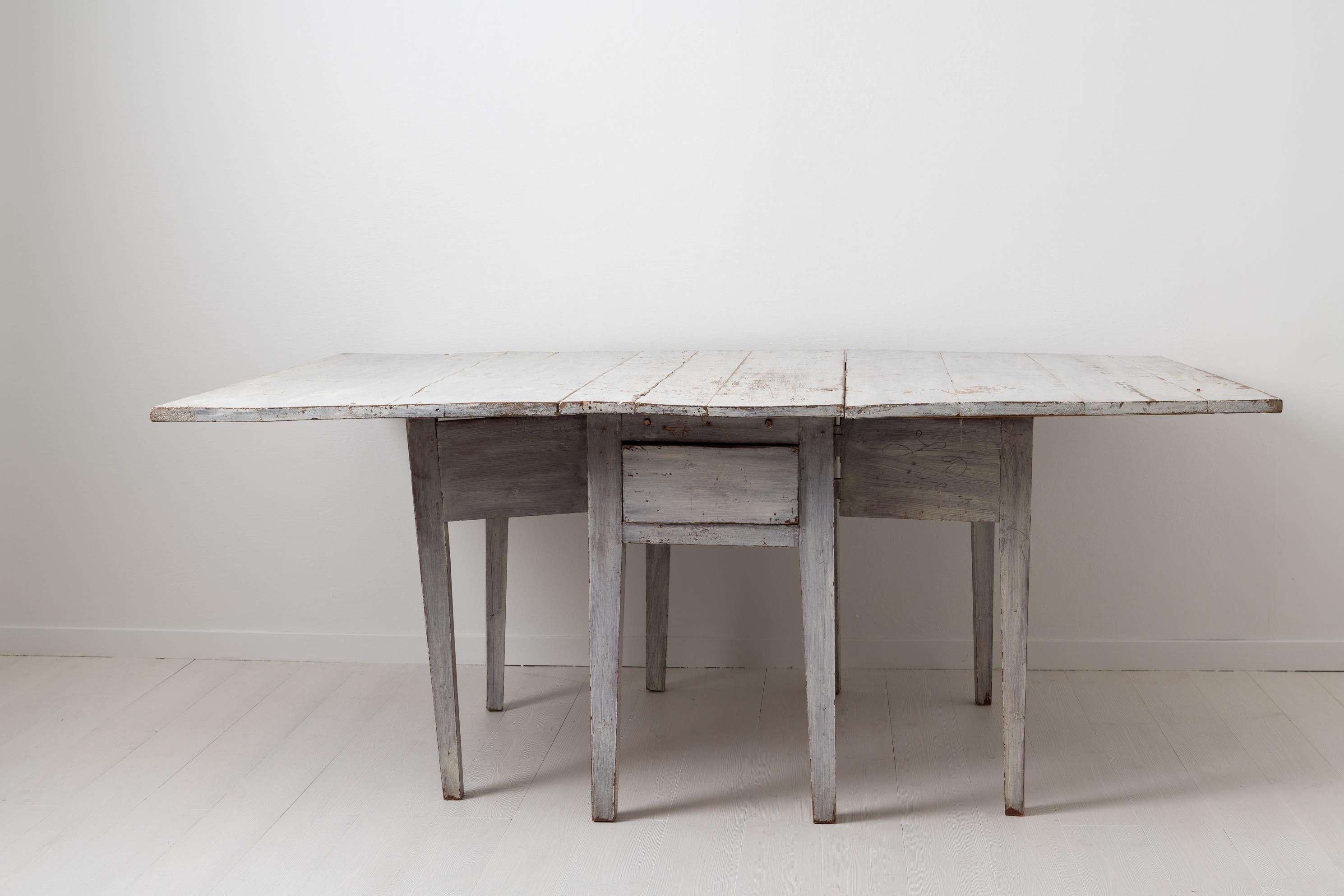 Light Grey Swedish Neoclassical Dining Table In Good Condition For Sale In Kramfors, SE