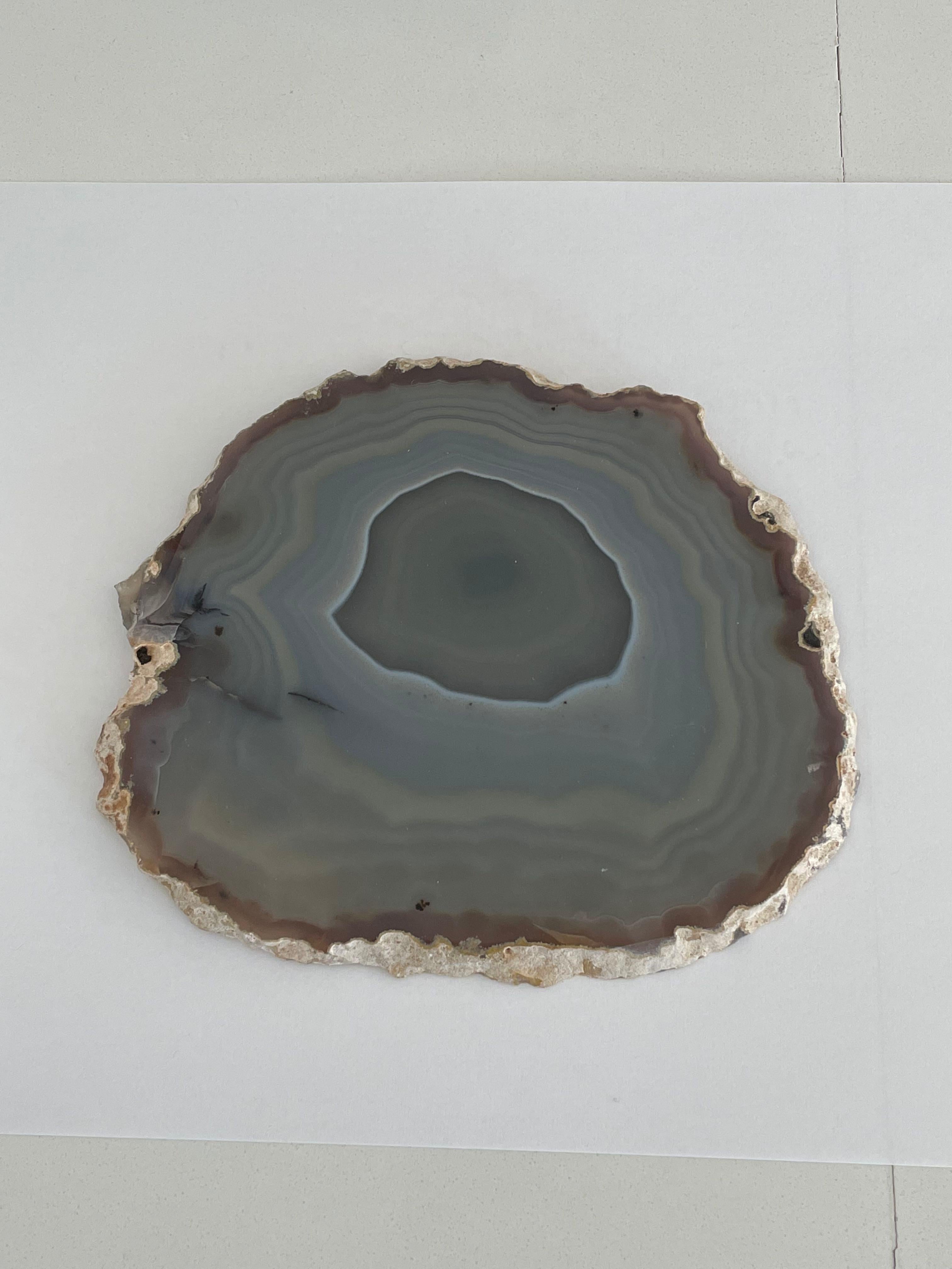 Brésilien Sculpture en agate gris clair avec tranches fines d'olivier clair, Brésil, préhistorique en vente