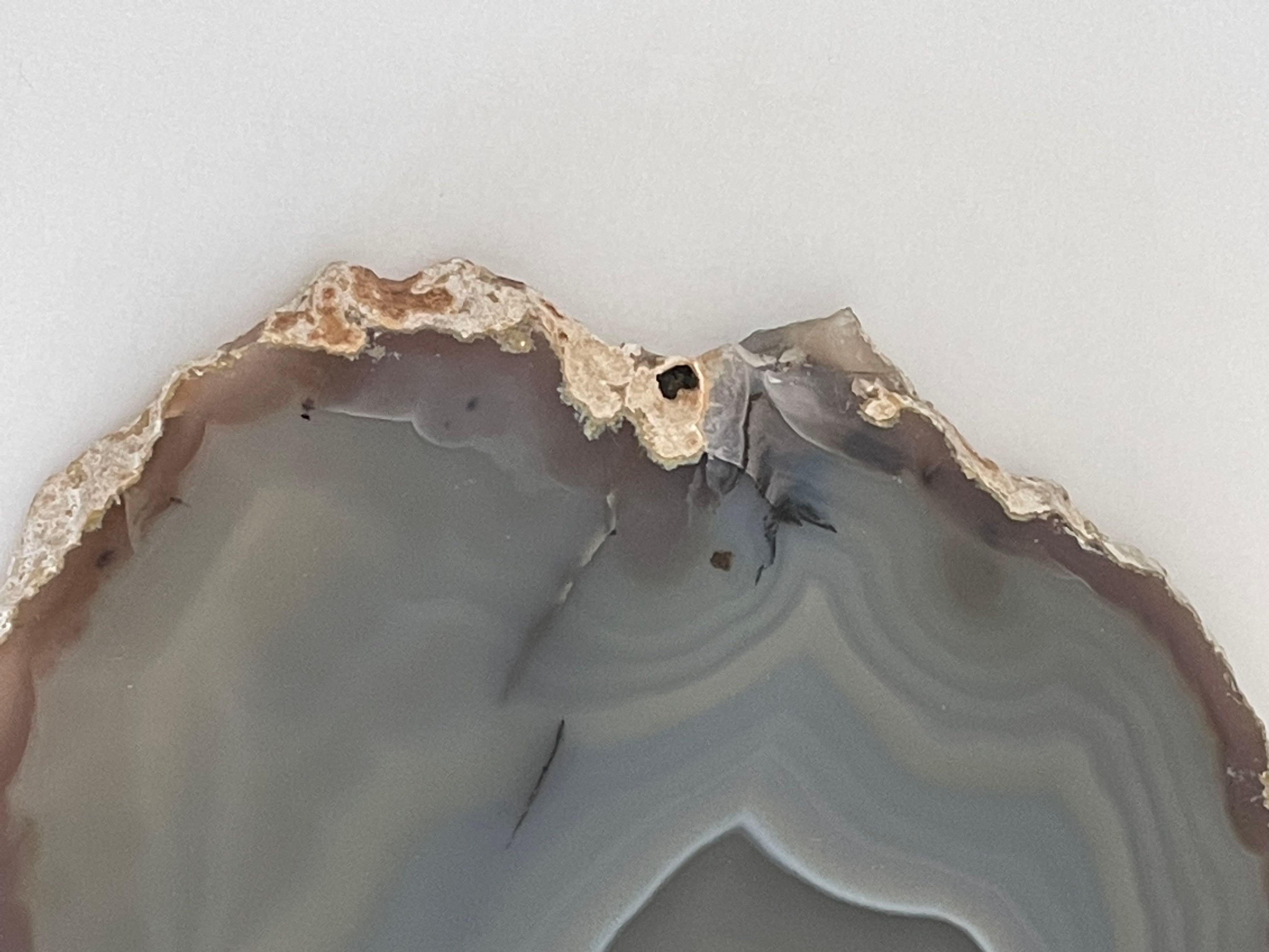 Sculpture en agate gris clair avec tranches fines d'olivier clair, Brésil, préhistorique Bon état - En vente à New York, NY
