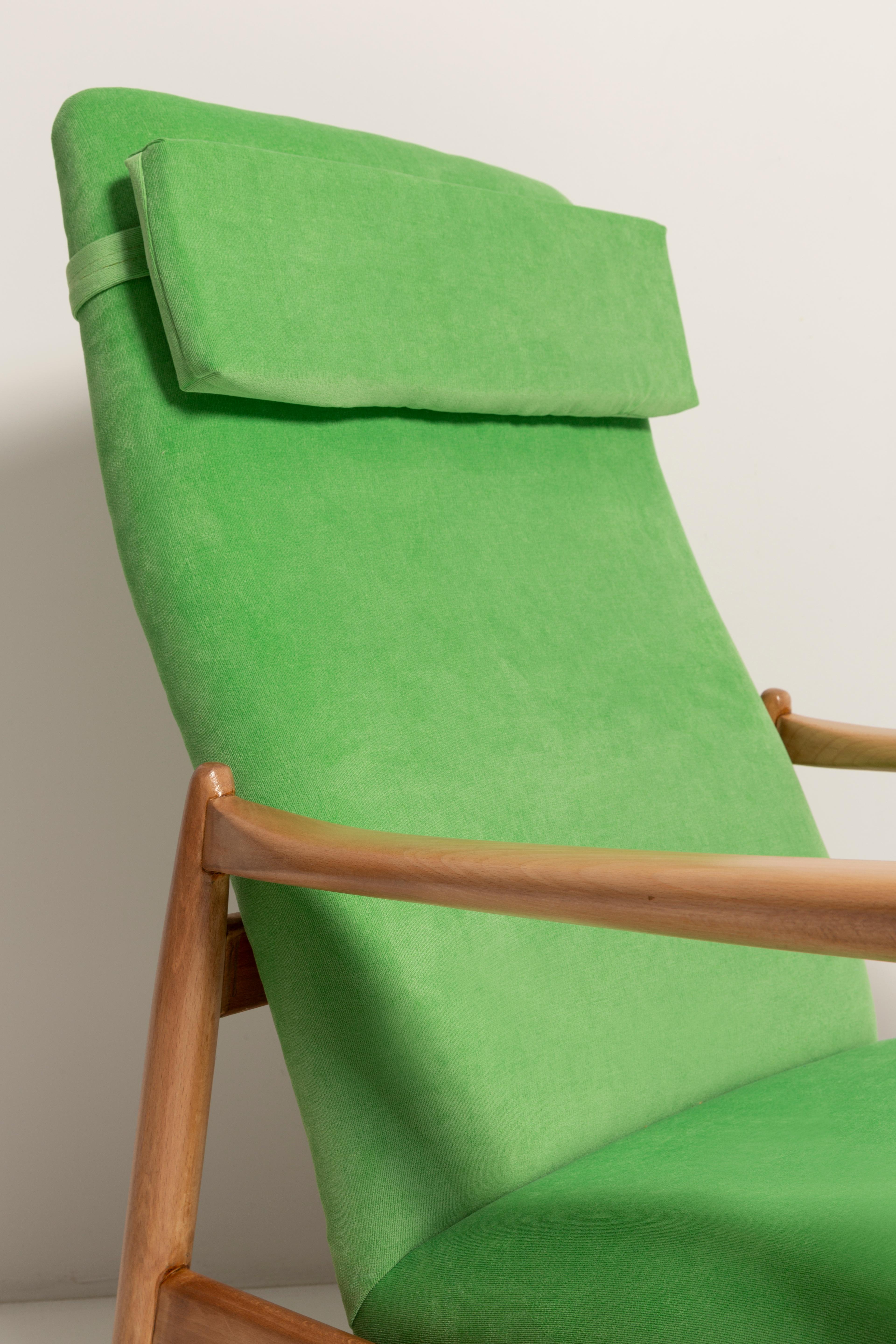 Sillón de terciopelo verde lima claro, alto GFM-64, Edmund Homa, años 60 Polaco en venta