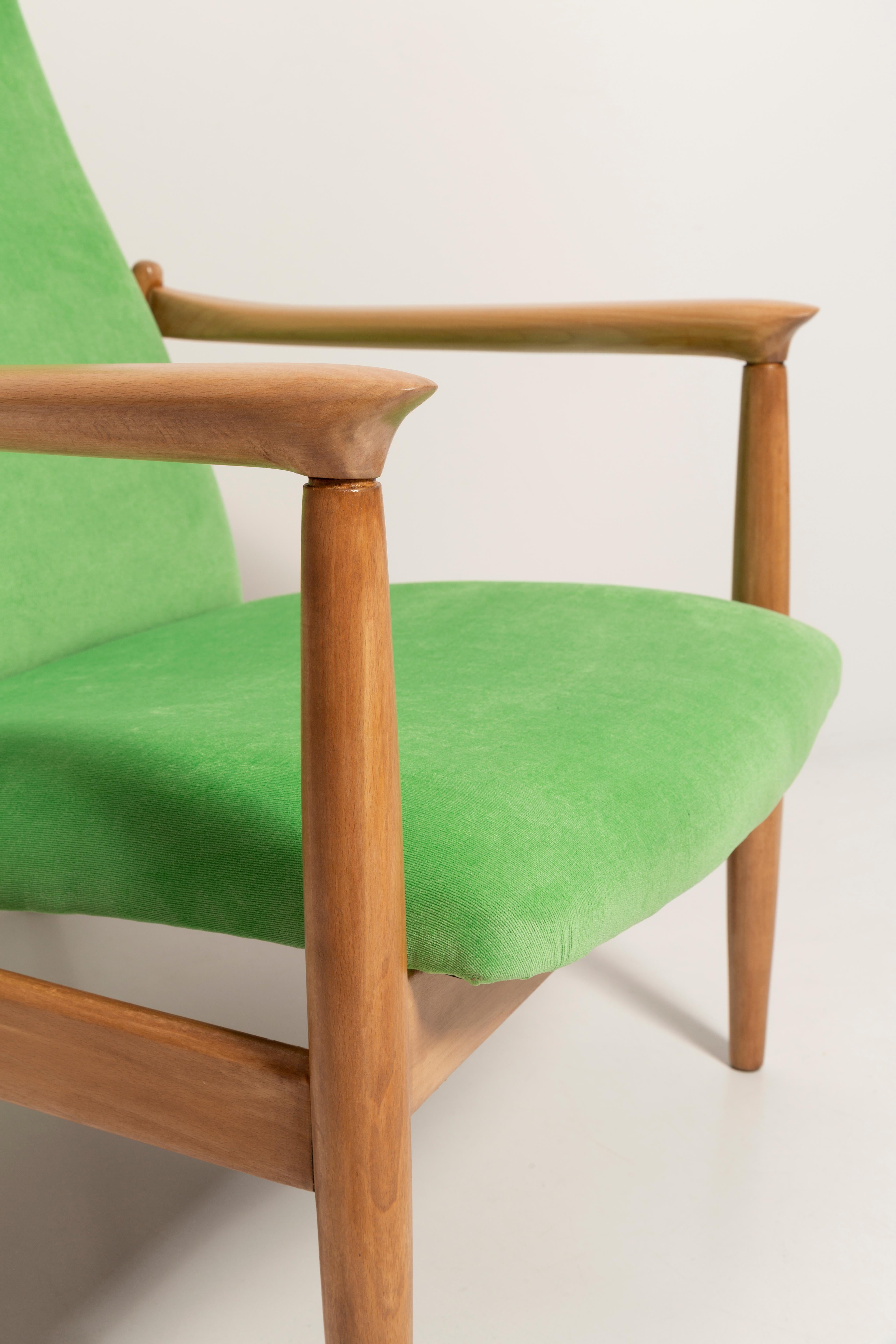 Sillón de terciopelo verde lima claro, alto GFM-64, Edmund Homa, años 60 Hecho a mano en venta